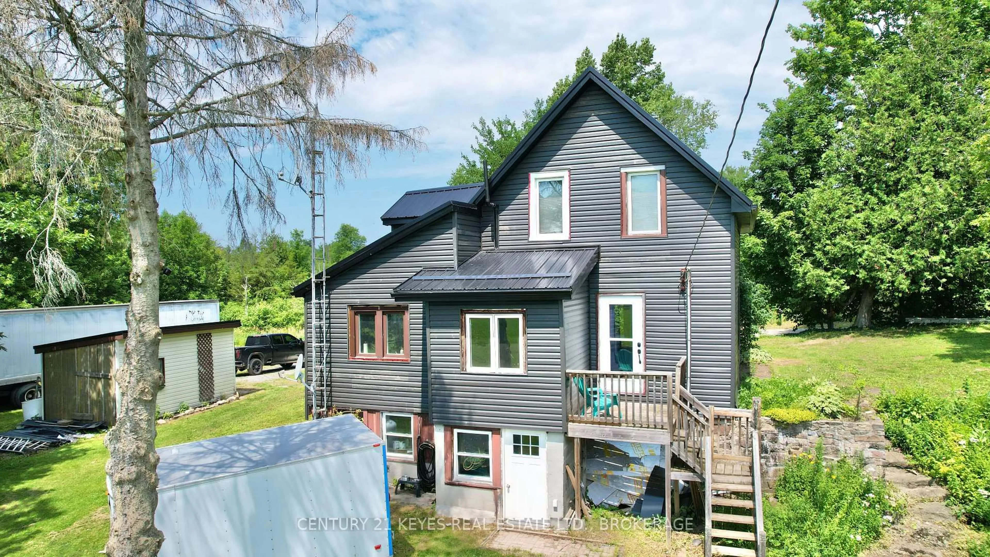 A pic from outside/outdoor area/front of a property/back of a property/a pic from drone, building for 129 Mountain St, Leeds and the Thousand Islands Ontario K0E 1R0