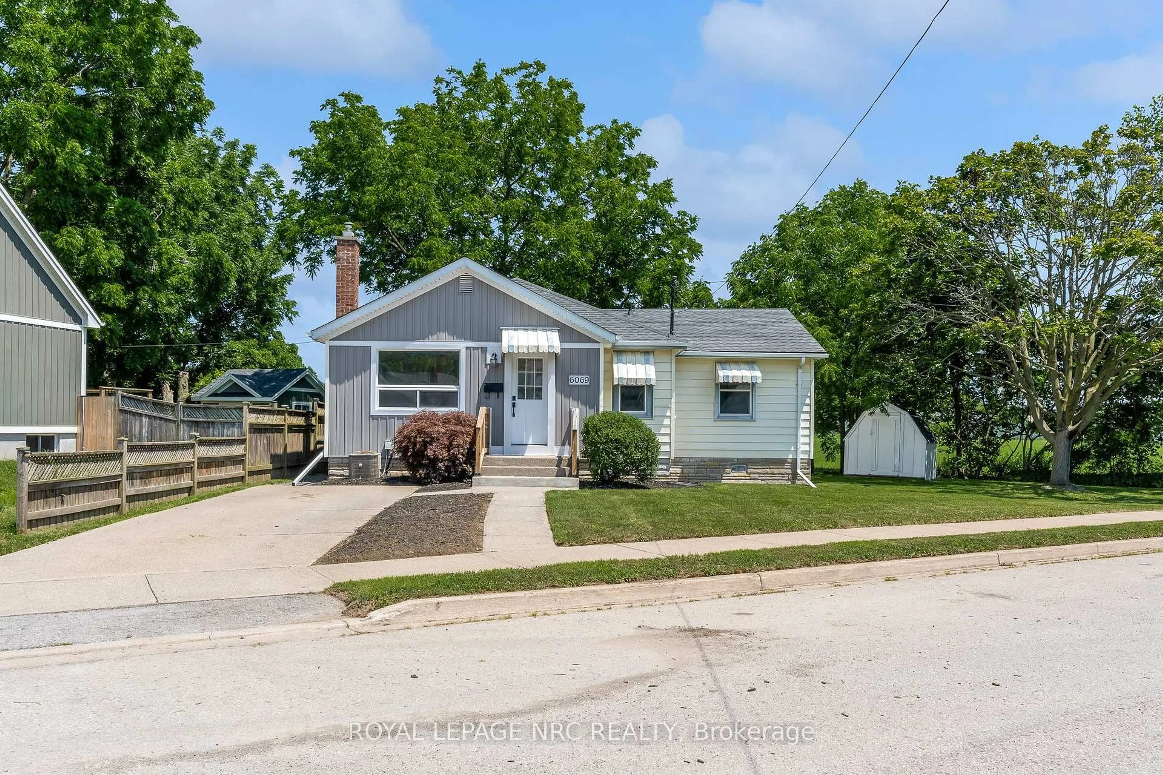 A pic from outside/outdoor area/front of a property/back of a property/a pic from drone, street for 6069 Collins Dr, Niagara Falls Ontario L2G 2S3