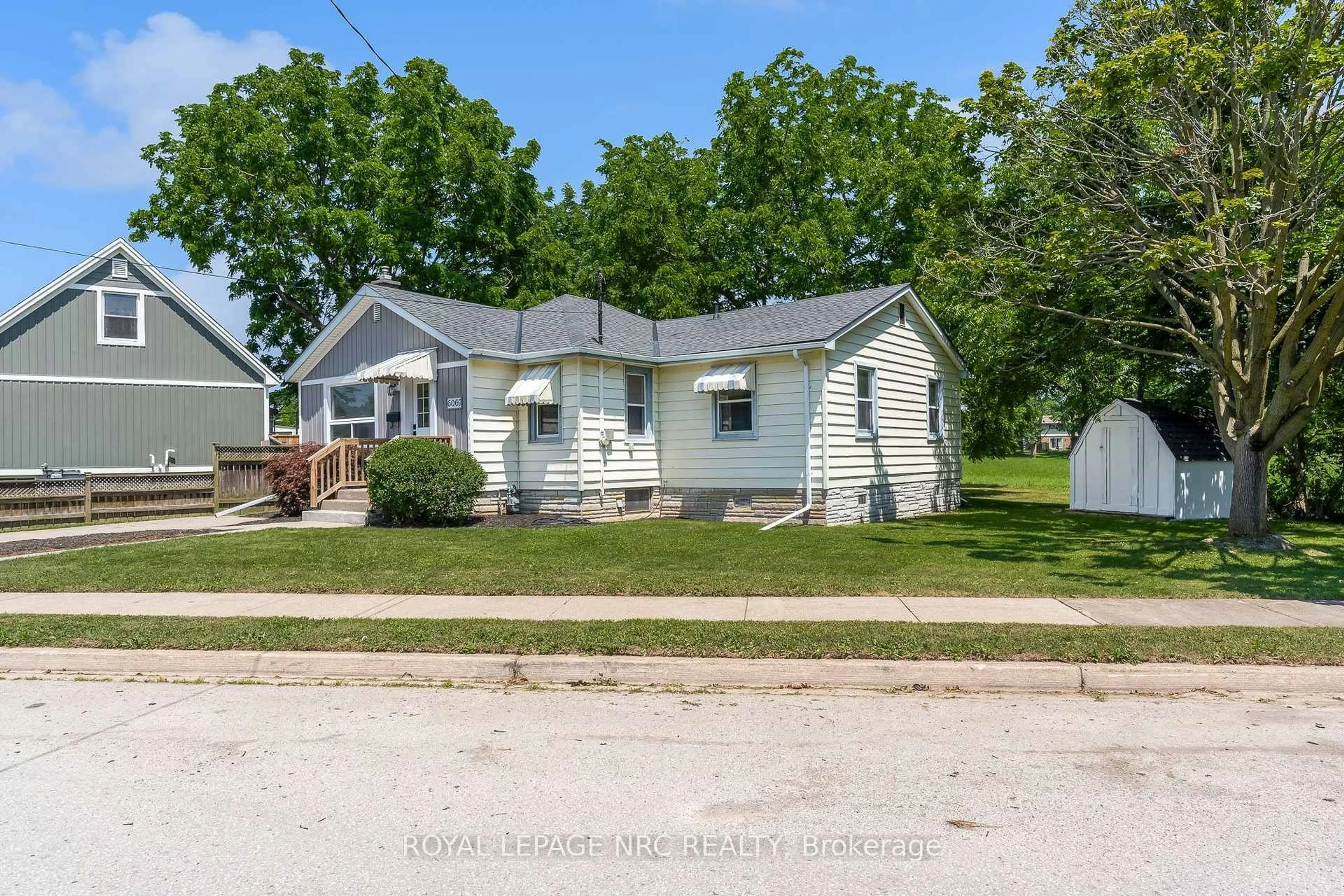 Home with vinyl exterior material, street for 6069 Collins Dr, Niagara Falls Ontario L2G 2S3