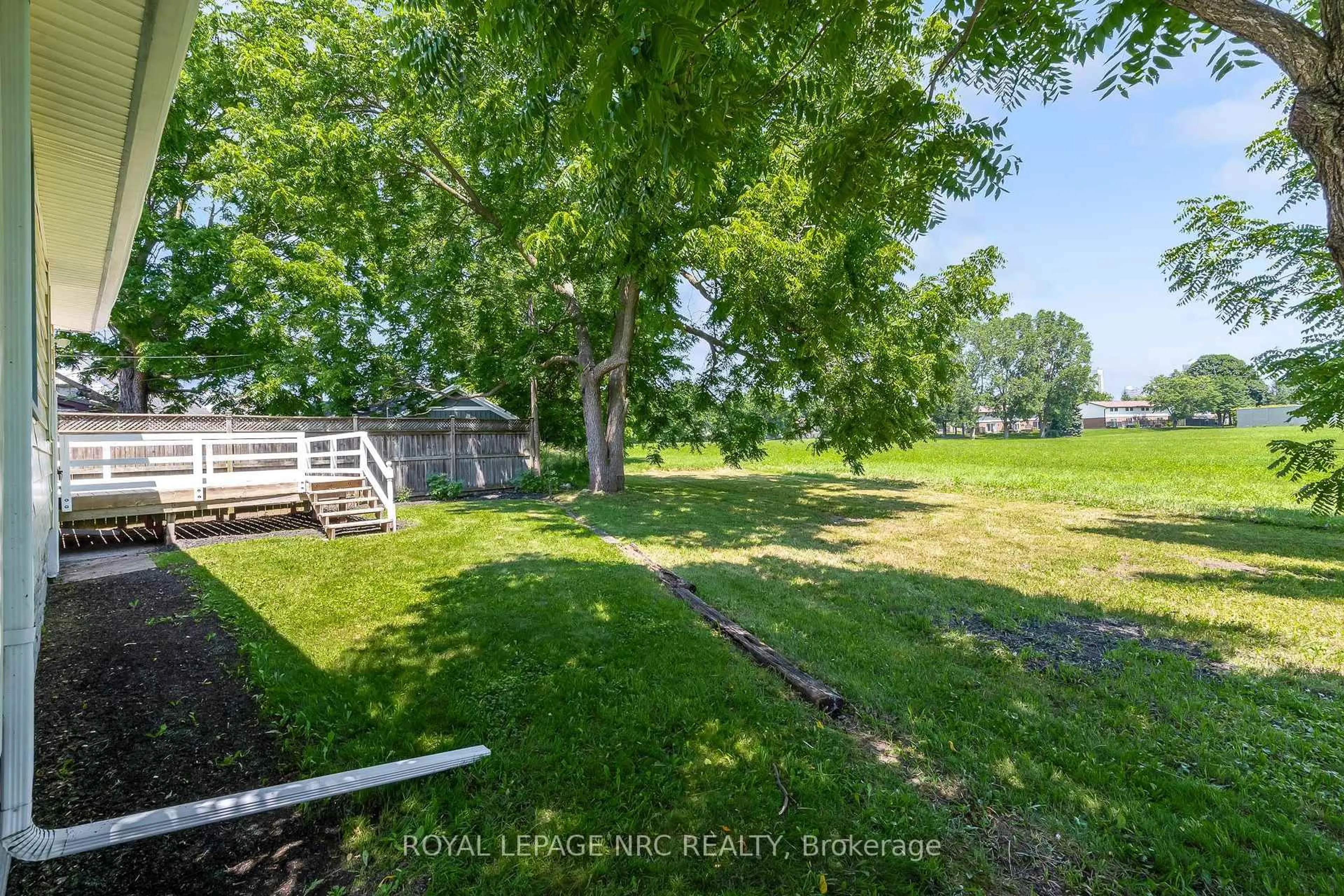 A pic from outside/outdoor area/front of a property/back of a property/a pic from drone, unknown for 6069 Collins Dr, Niagara Falls Ontario L2G 2S3