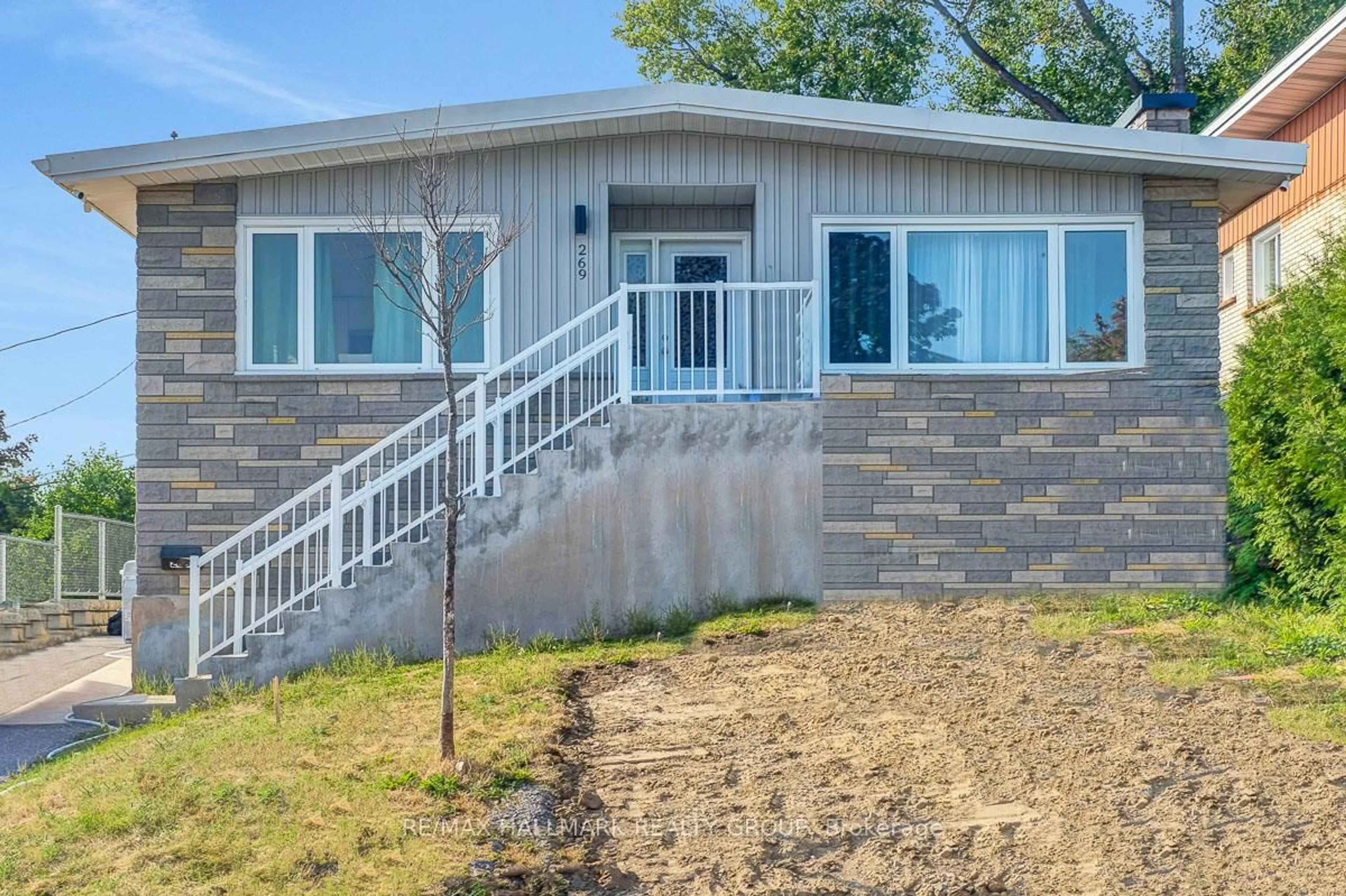 Home with vinyl exterior material, building for 269 Michel Circ, Ottawa Ontario K1L 7P4