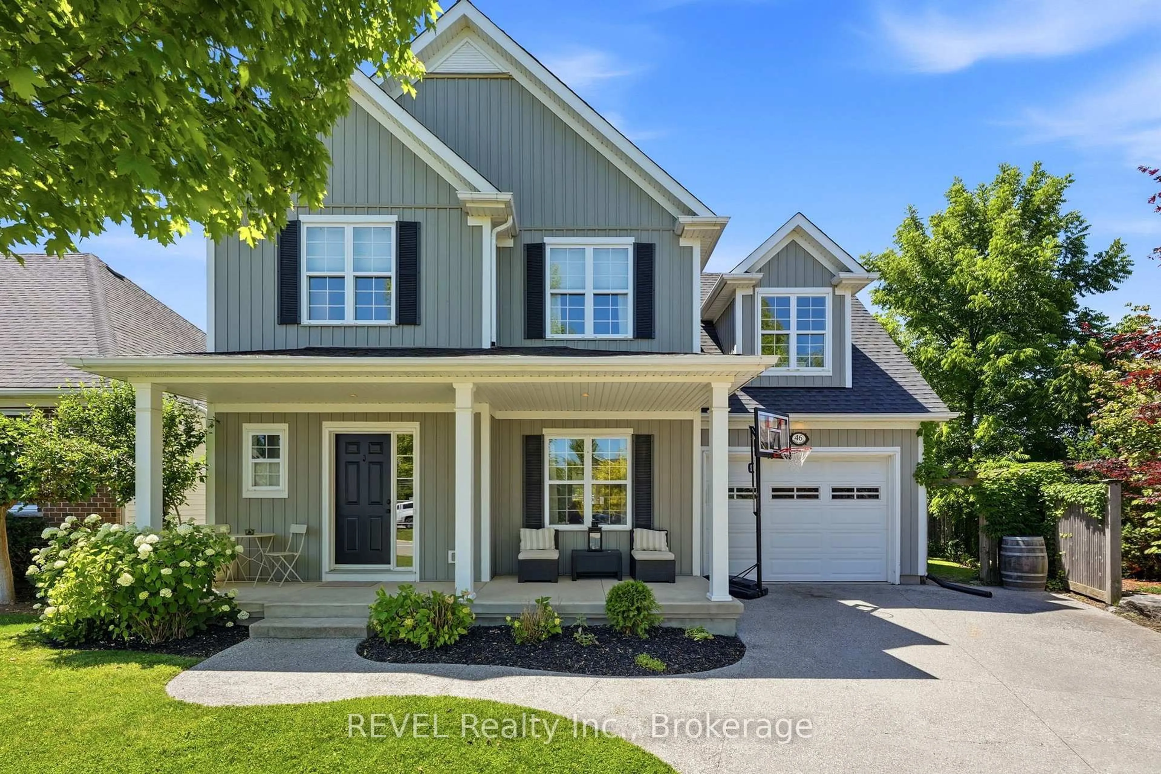 Home with vinyl exterior material, street for 46 Pinot Tr, Niagara-on-the-Lake Ontario L0S 1J0