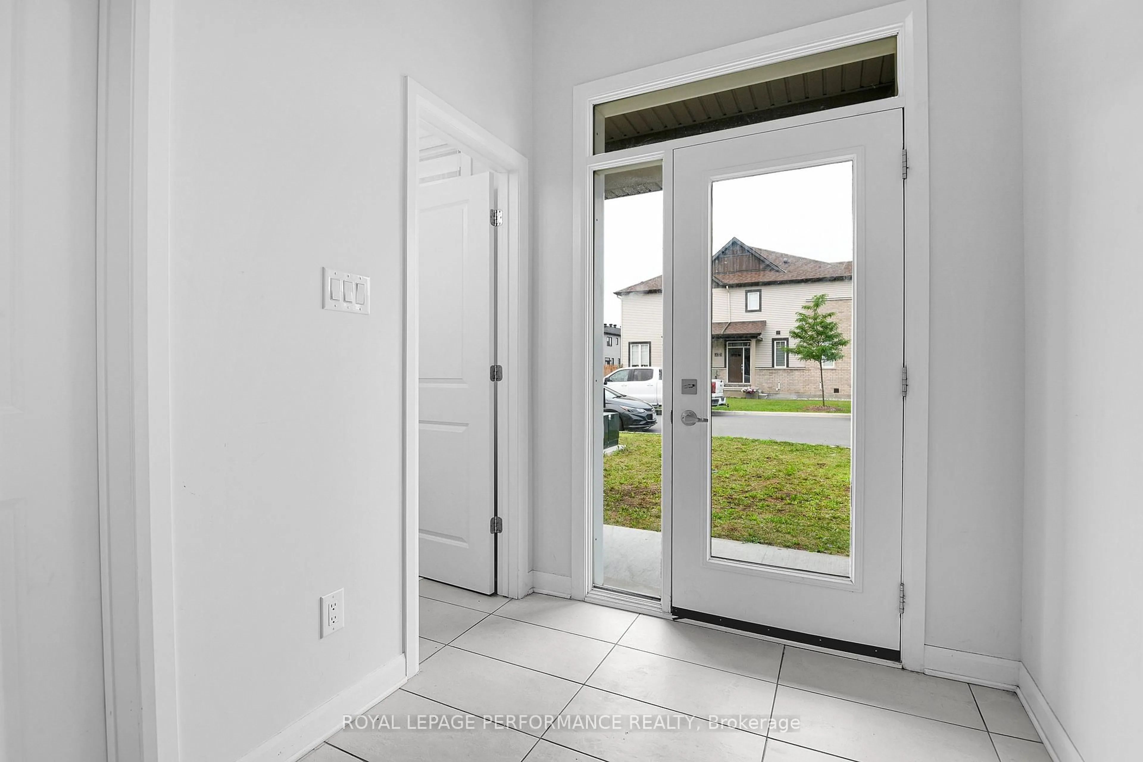 Indoor entryway for 631 Idyllic Terr, Ottawa Ontario K4A 5P3