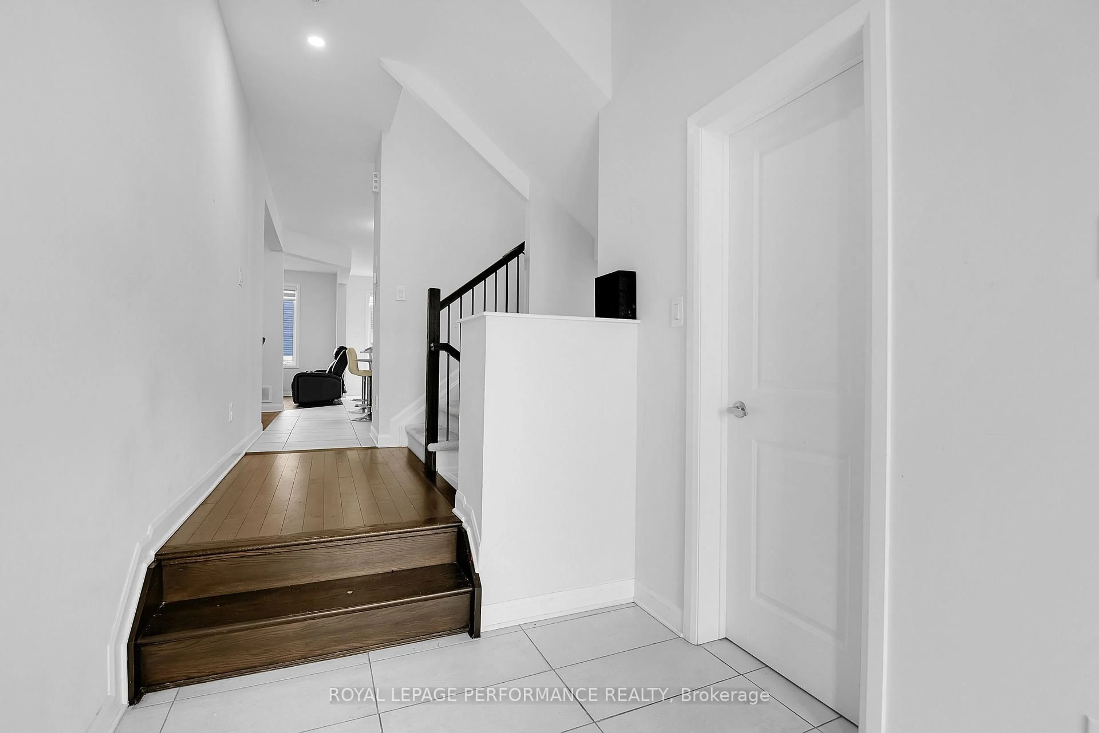 Indoor foyer for 631 Idyllic Terr, Ottawa Ontario K4A 5P3