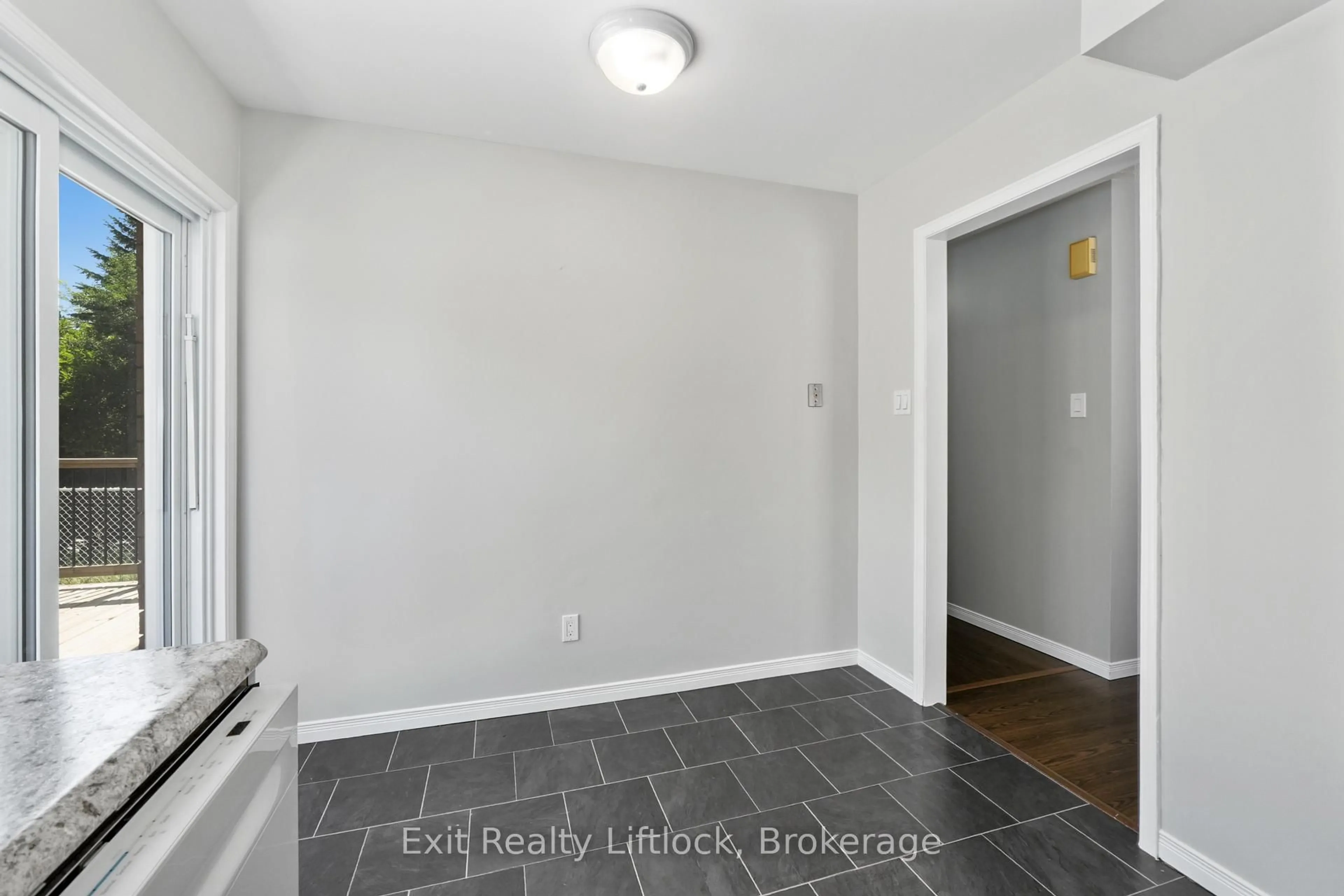 Indoor entryway for 202 Milroy Dr, Peterborough Ontario K9H 7M8