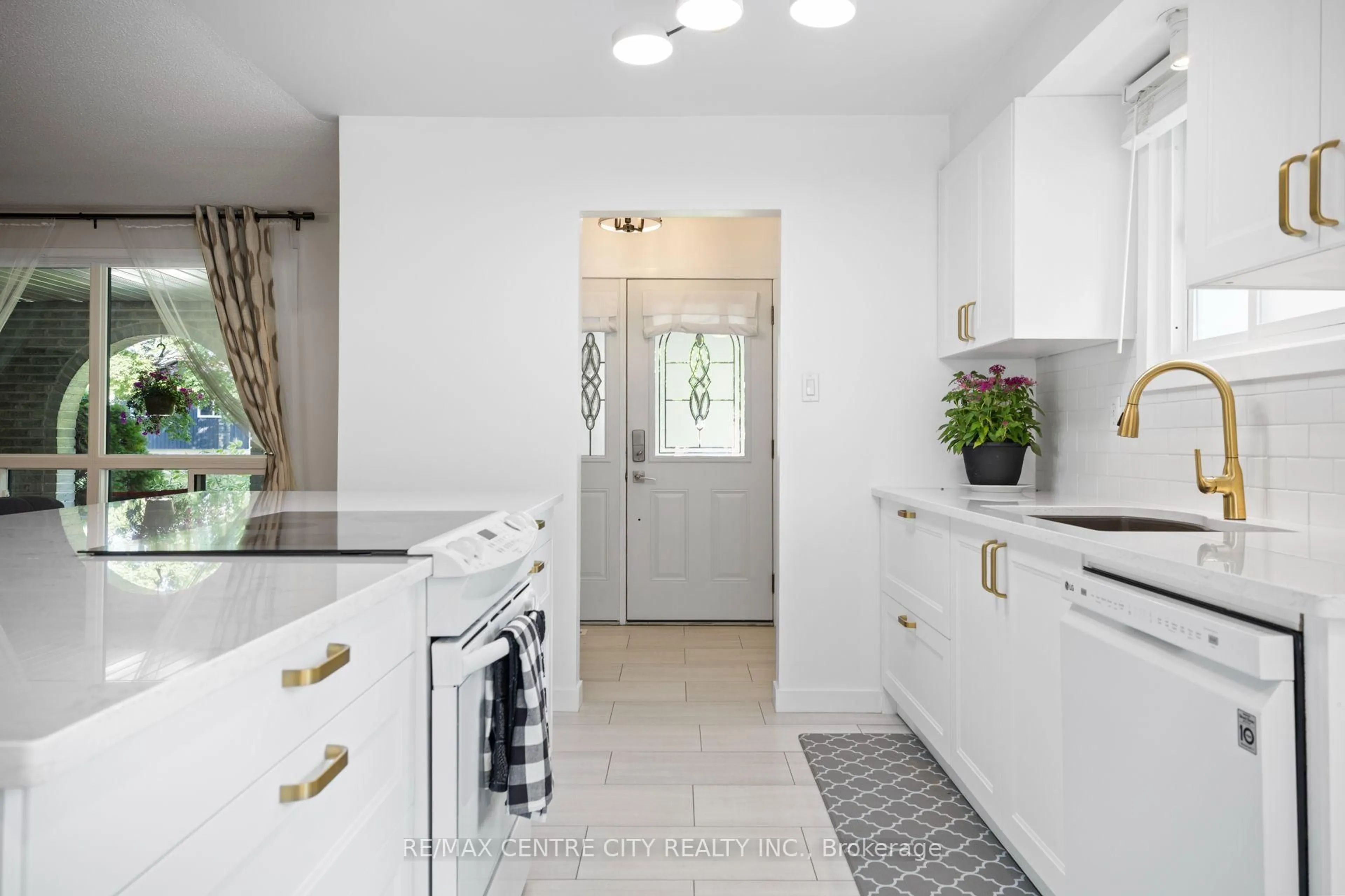 Contemporary kitchen, ceramic/tile floor for 684 Macyoung Dr, Kincardine Ontario N2Z 1S9