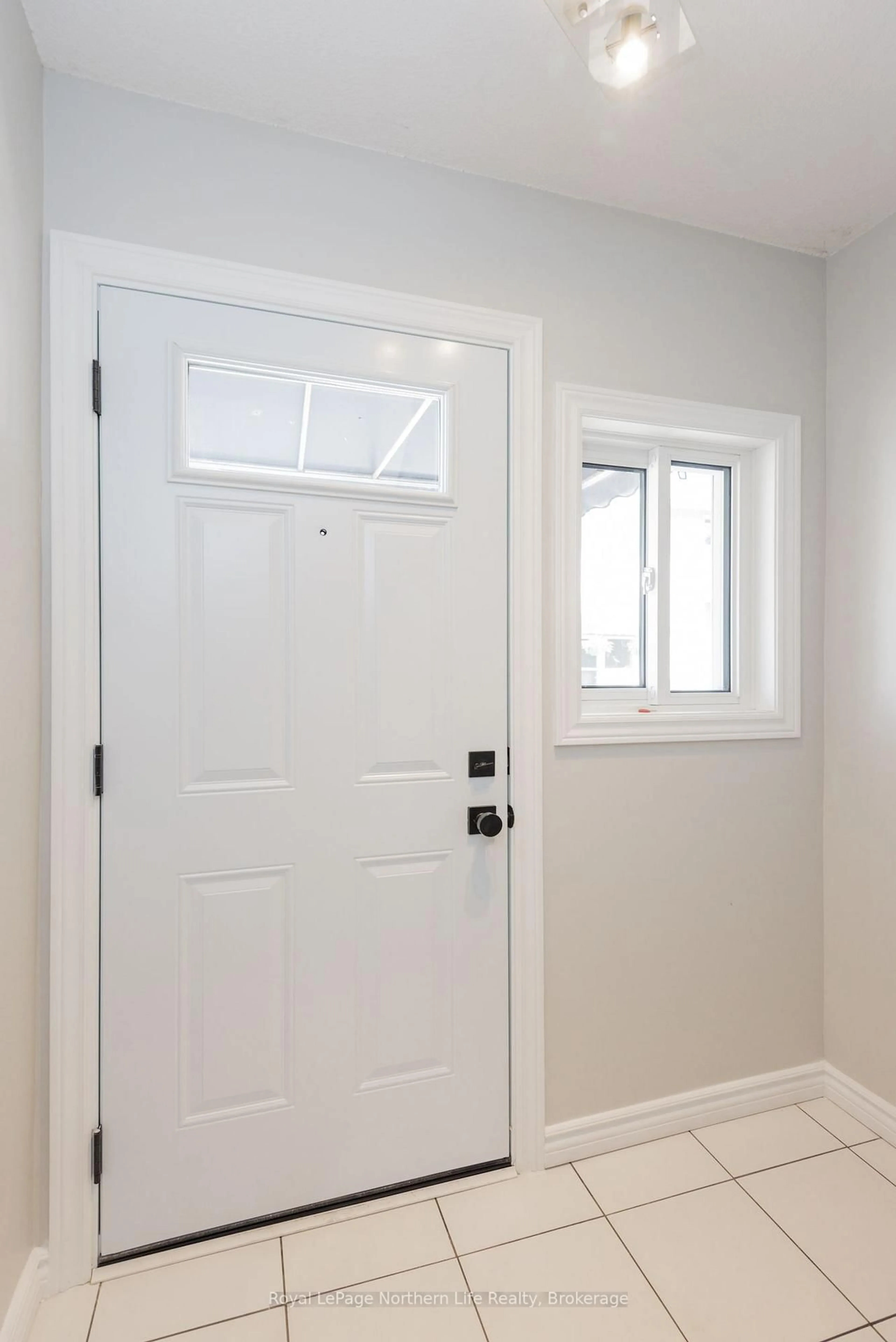 Indoor entryway for 850 Lakeshore Dr #8, North Bay Ontario P1A 2G8