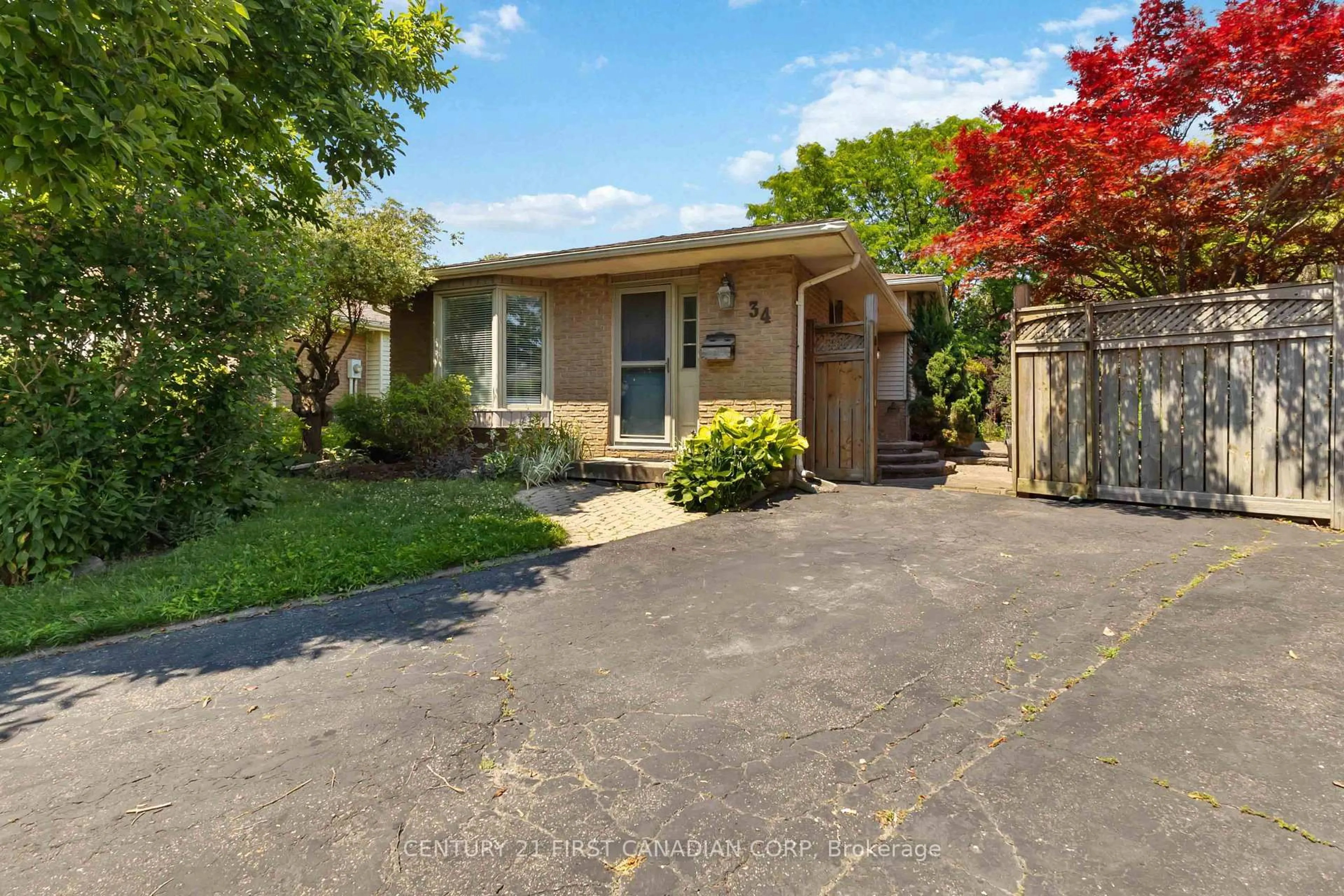 A pic from outside/outdoor area/front of a property/back of a property/a pic from drone, street for 34 Speight Crt, London East Ontario N5V 3J3