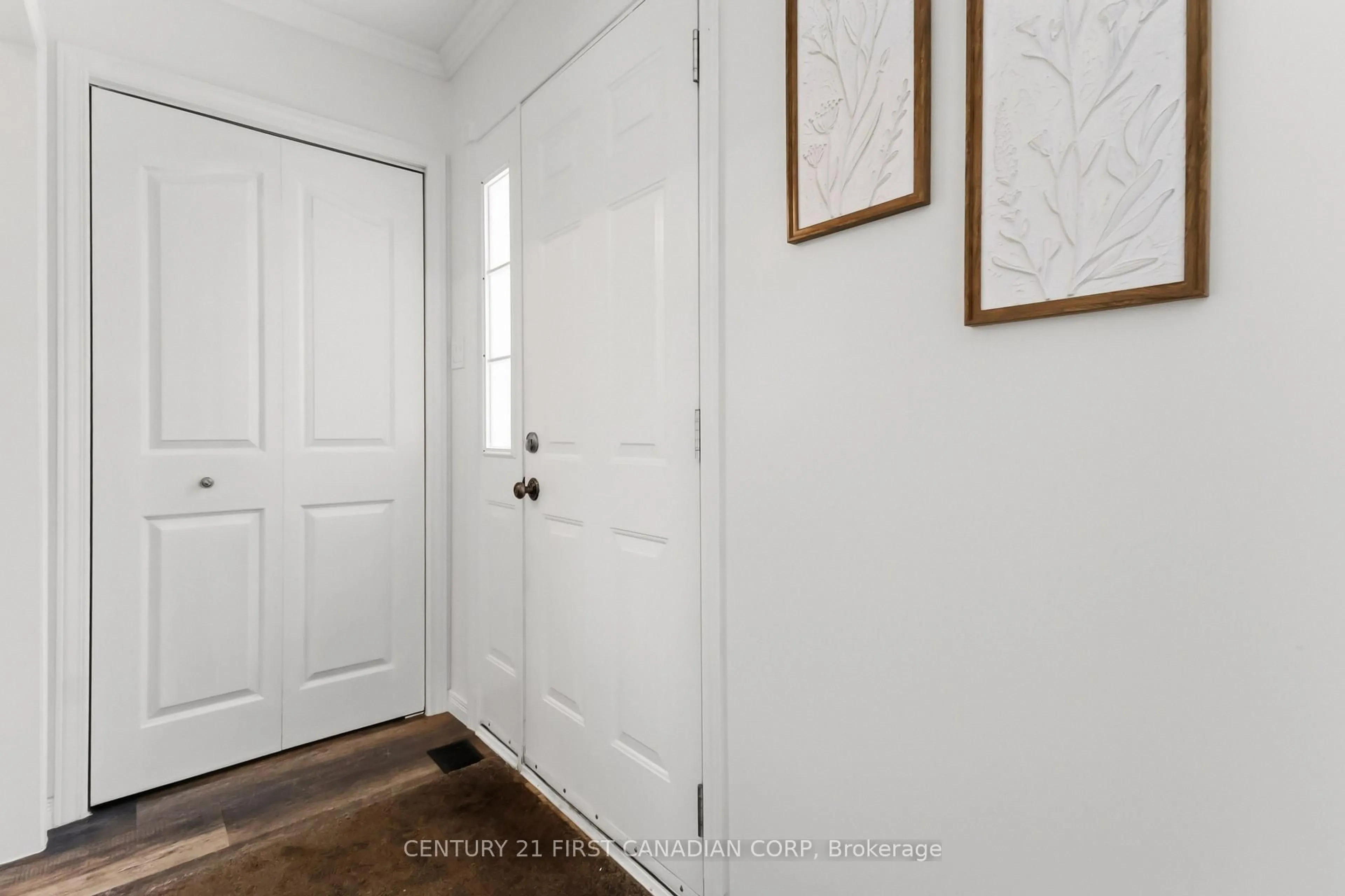 Indoor entryway for 34 Speight Crt, London East Ontario N5V 3J3