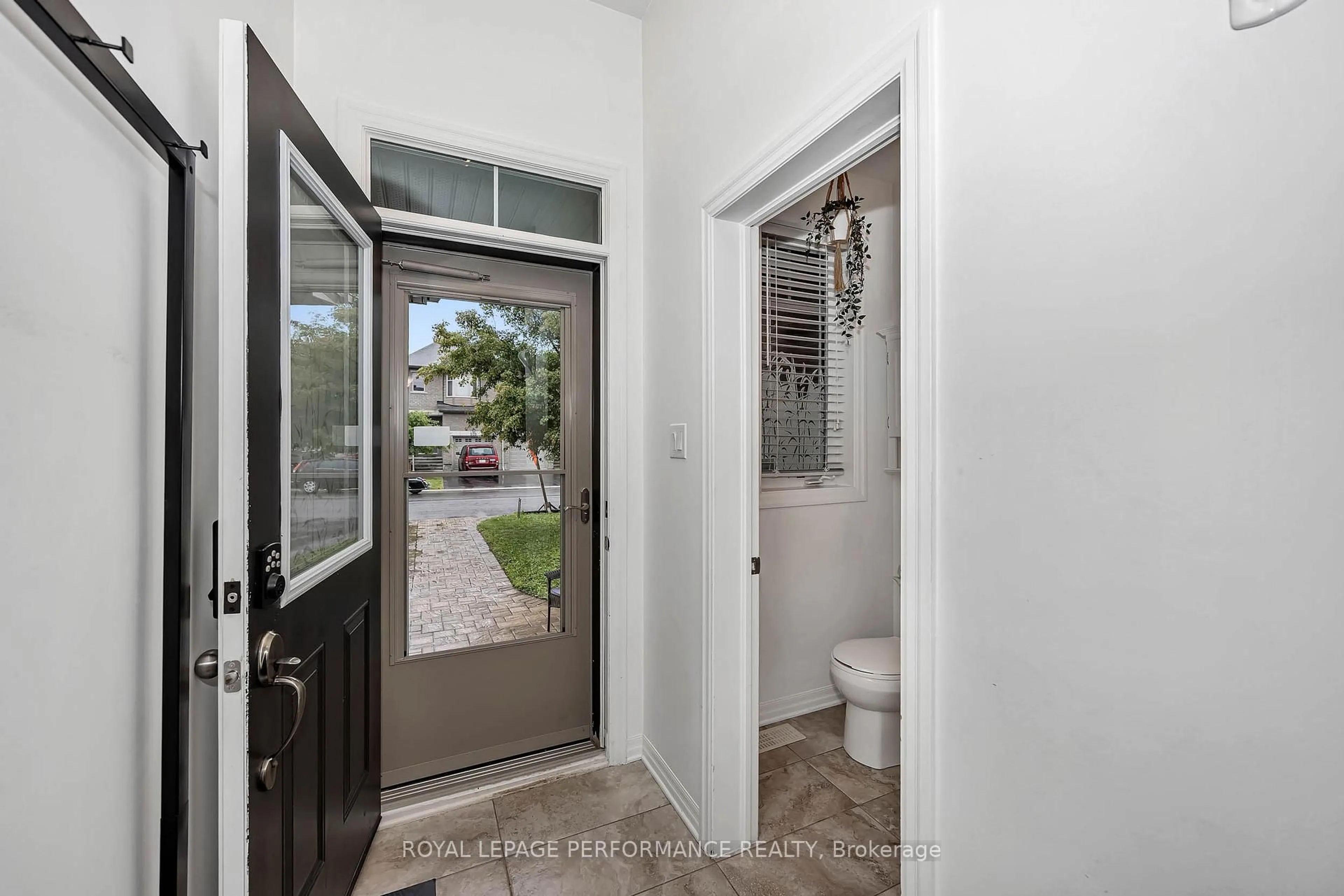 Indoor entryway for 510 Knotridge St, Orleans Ontario K1W 0C7