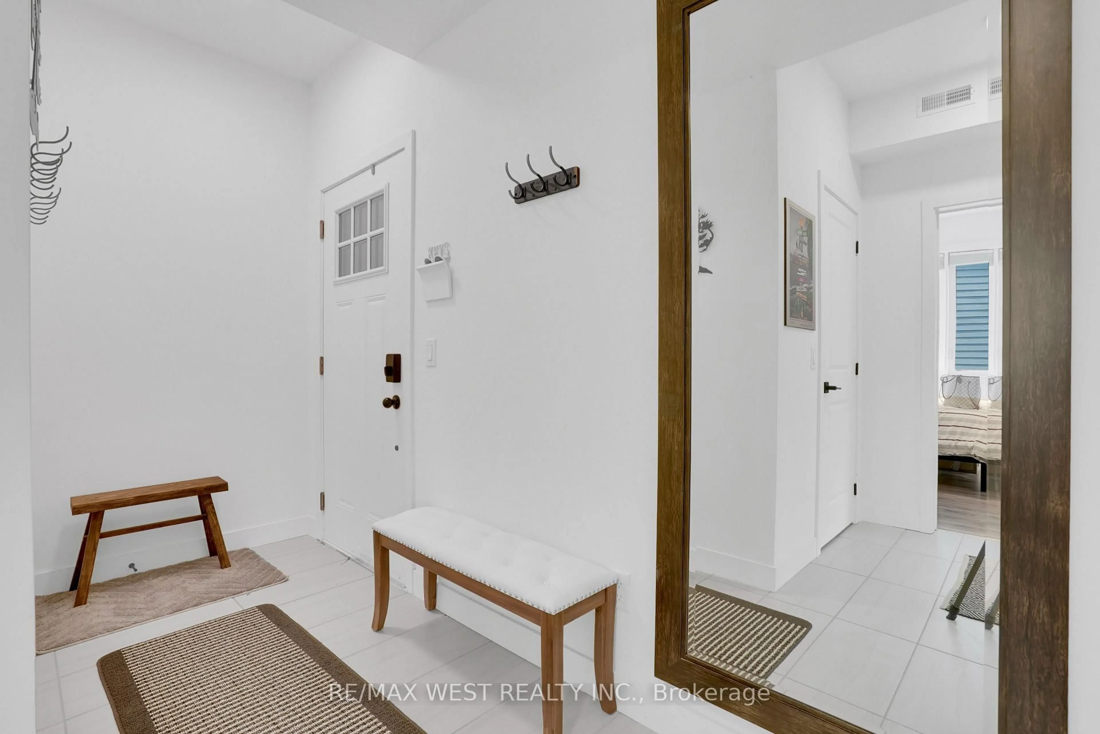 Indoor entryway for 20 Beckwith Lane #202, Blue Mountains Ontario L9Y 3B6