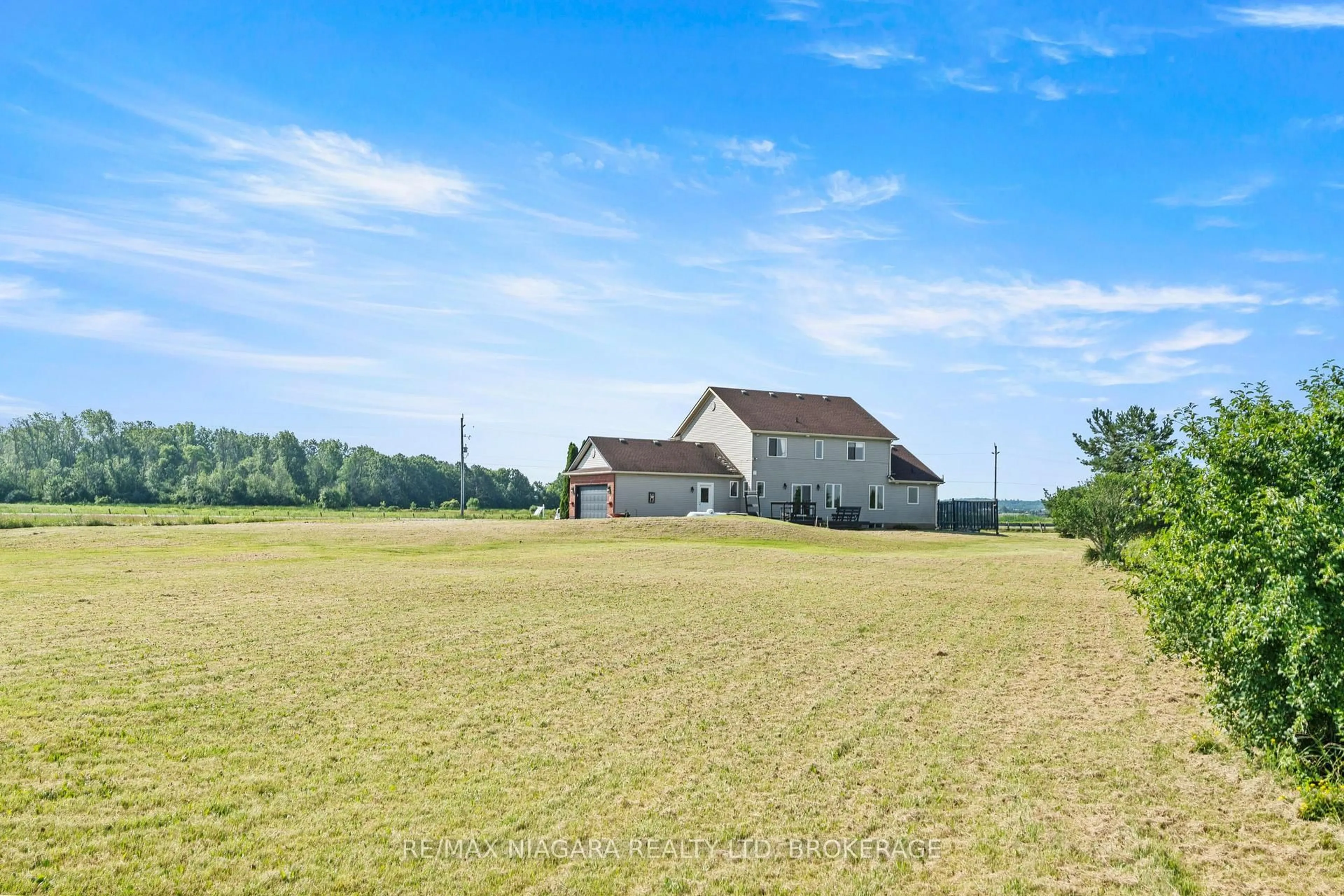 A pic from outside/outdoor area/front of a property/back of a property/a pic from drone, unknown for 374 Niagara Stone Rd, Niagara-on-the-Lake Ontario L0S 1J0