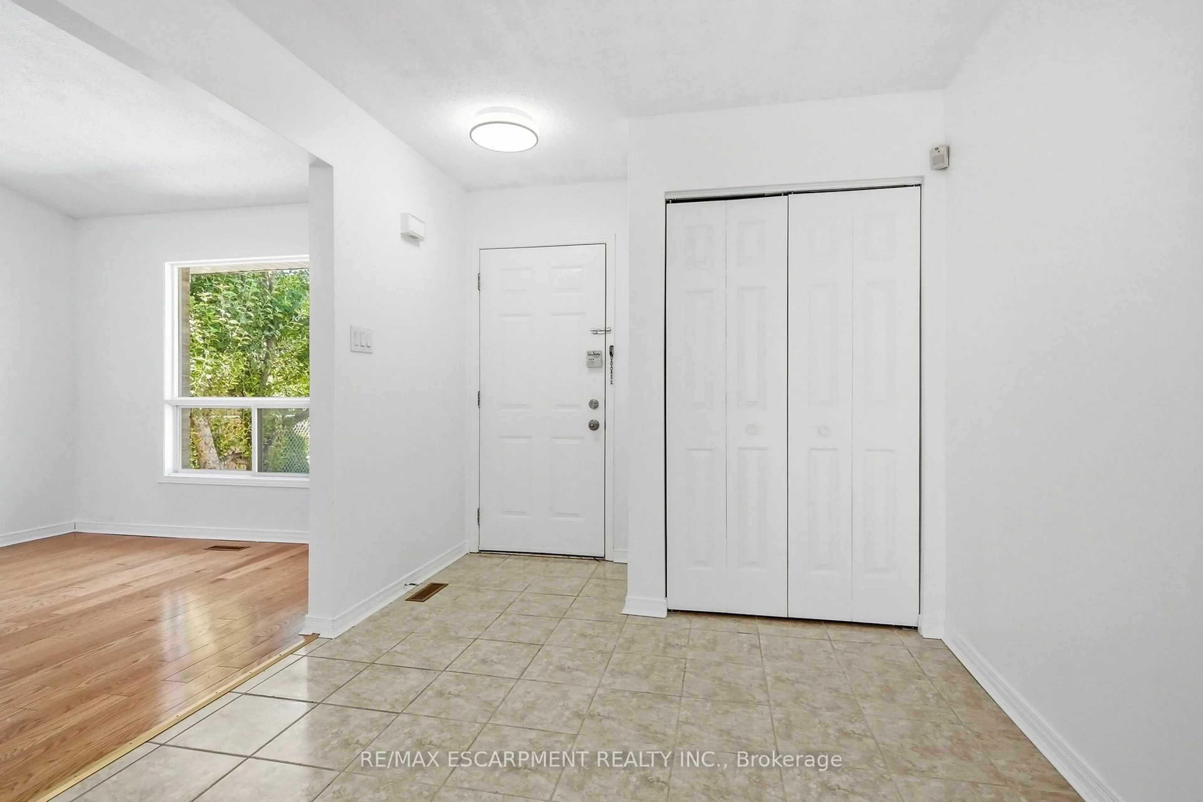 Indoor entryway for 448 STONE CHURCH Rd, Hamilton Ontario L9B 2A2