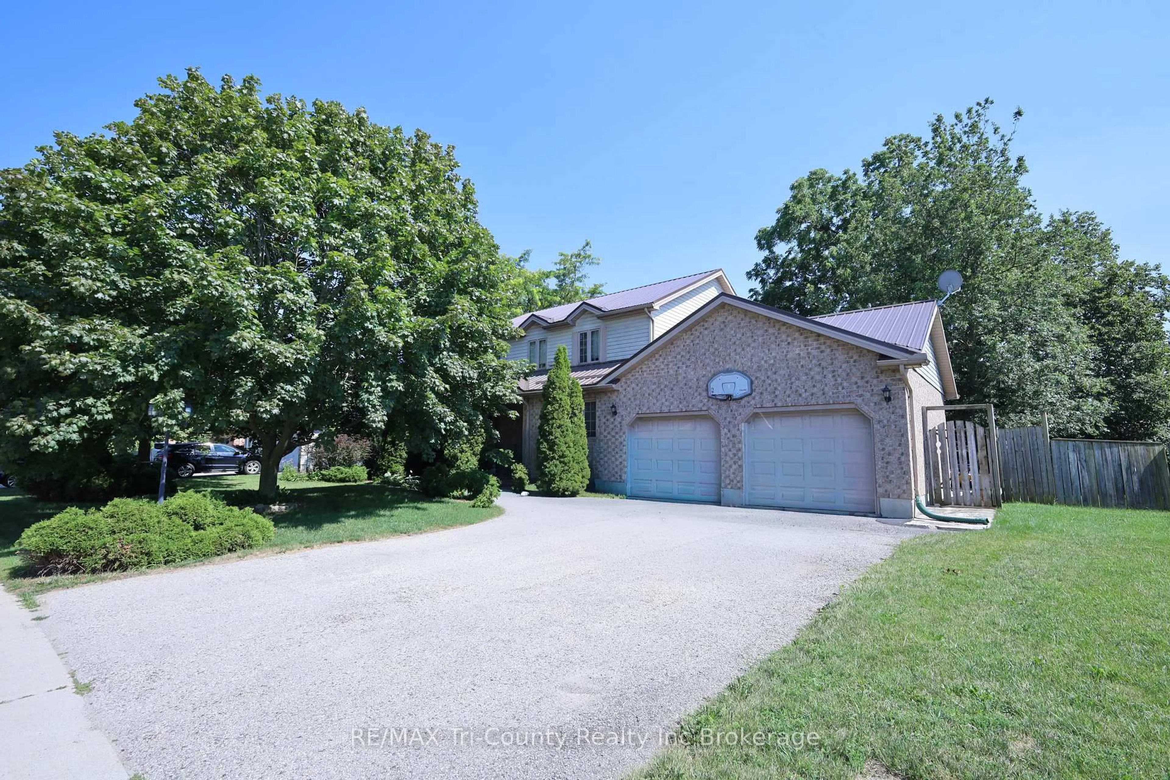 A pic from outside/outdoor area/front of a property/back of a property/a pic from drone, street for 43 Trillium Dr, Tillsonburg Ontario N4G 5S8