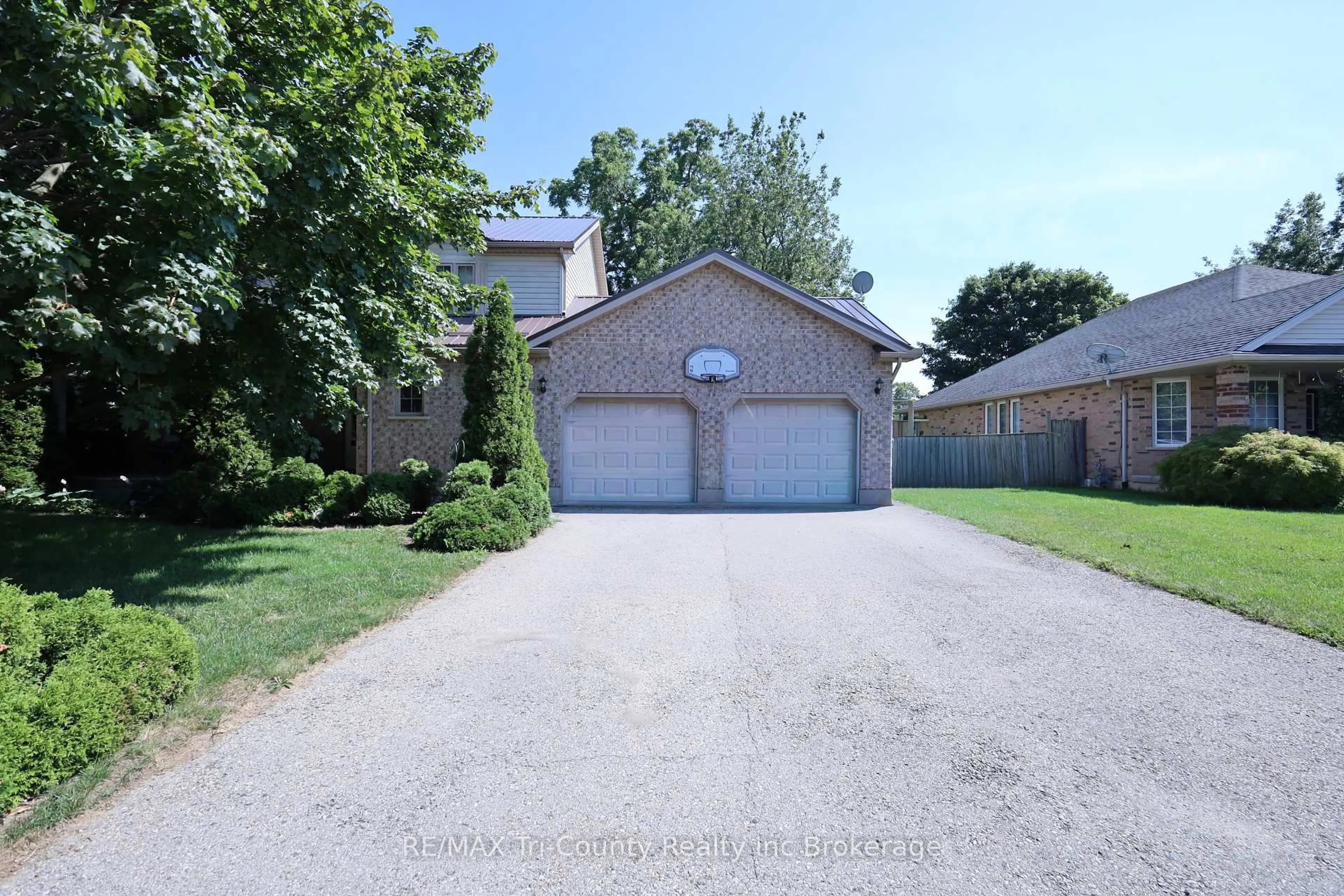 A pic from outside/outdoor area/front of a property/back of a property/a pic from drone, street for 43 Trillium Dr, Tillsonburg Ontario N4G 5S8
