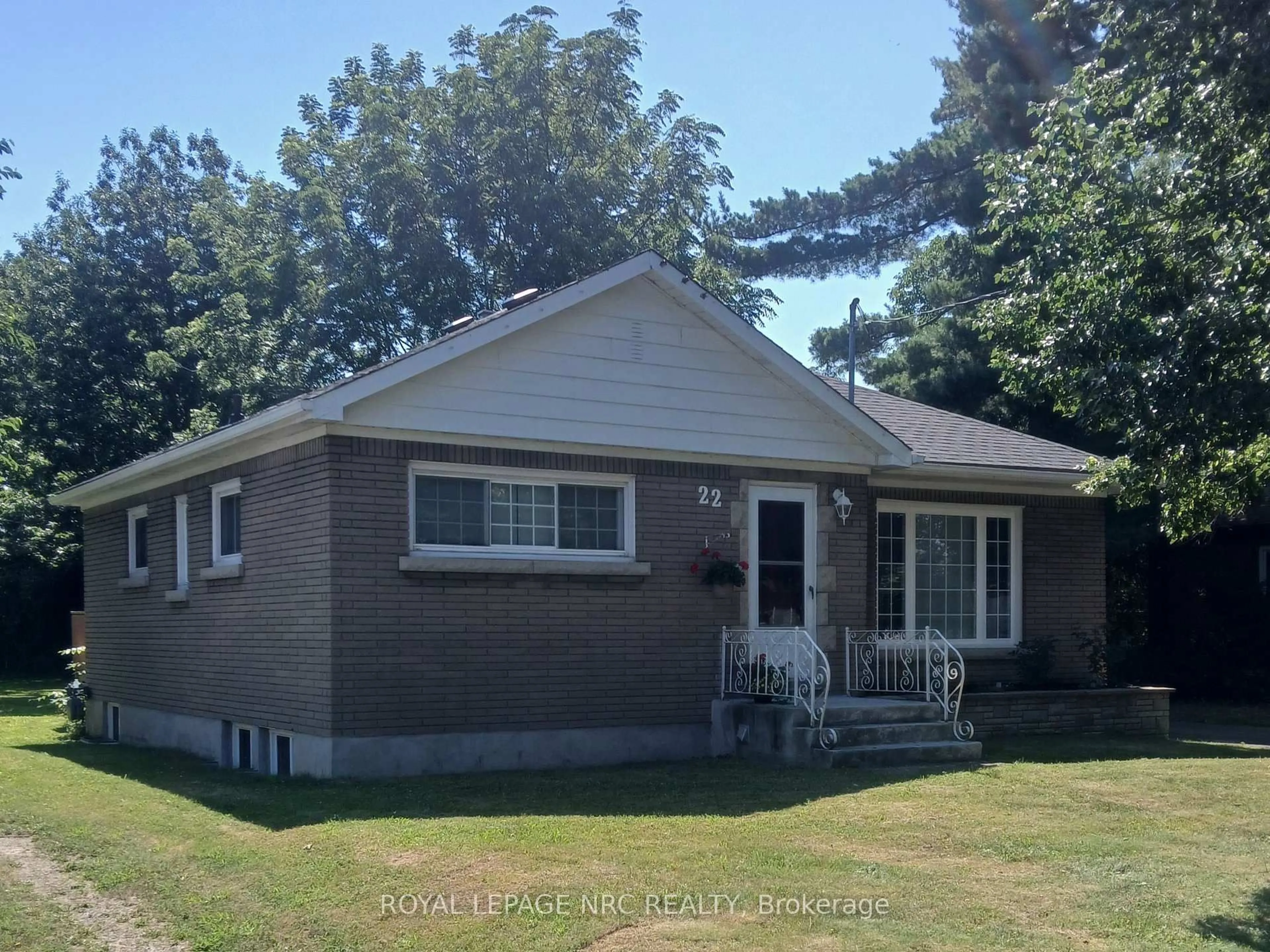 Home with vinyl exterior material, street for 22 Dunblane Ave, St. Catharines Ontario L2M 3Z7