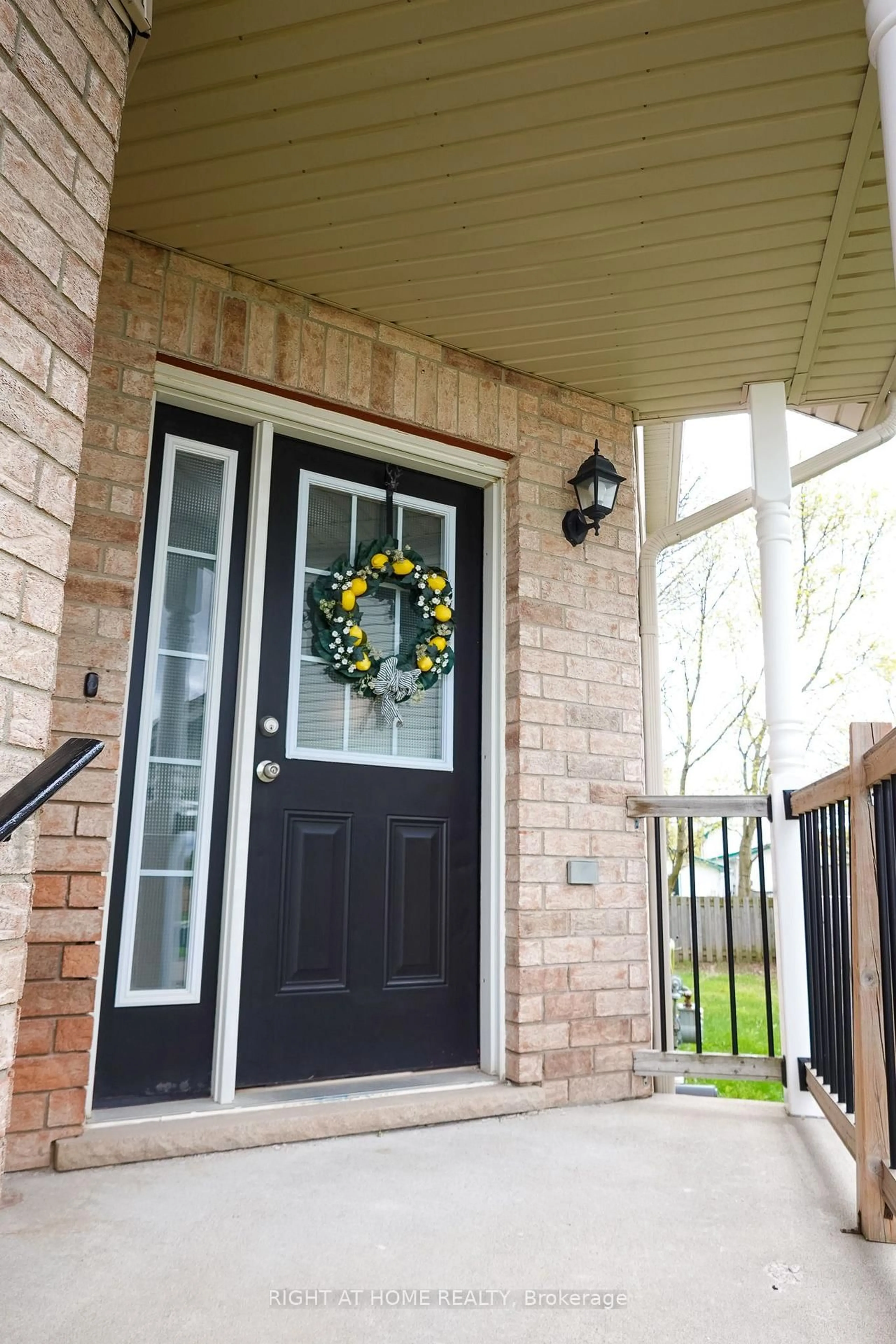 Indoor entryway for 652 Salisbury Ave, North Perth Ontario N4W 1Y9