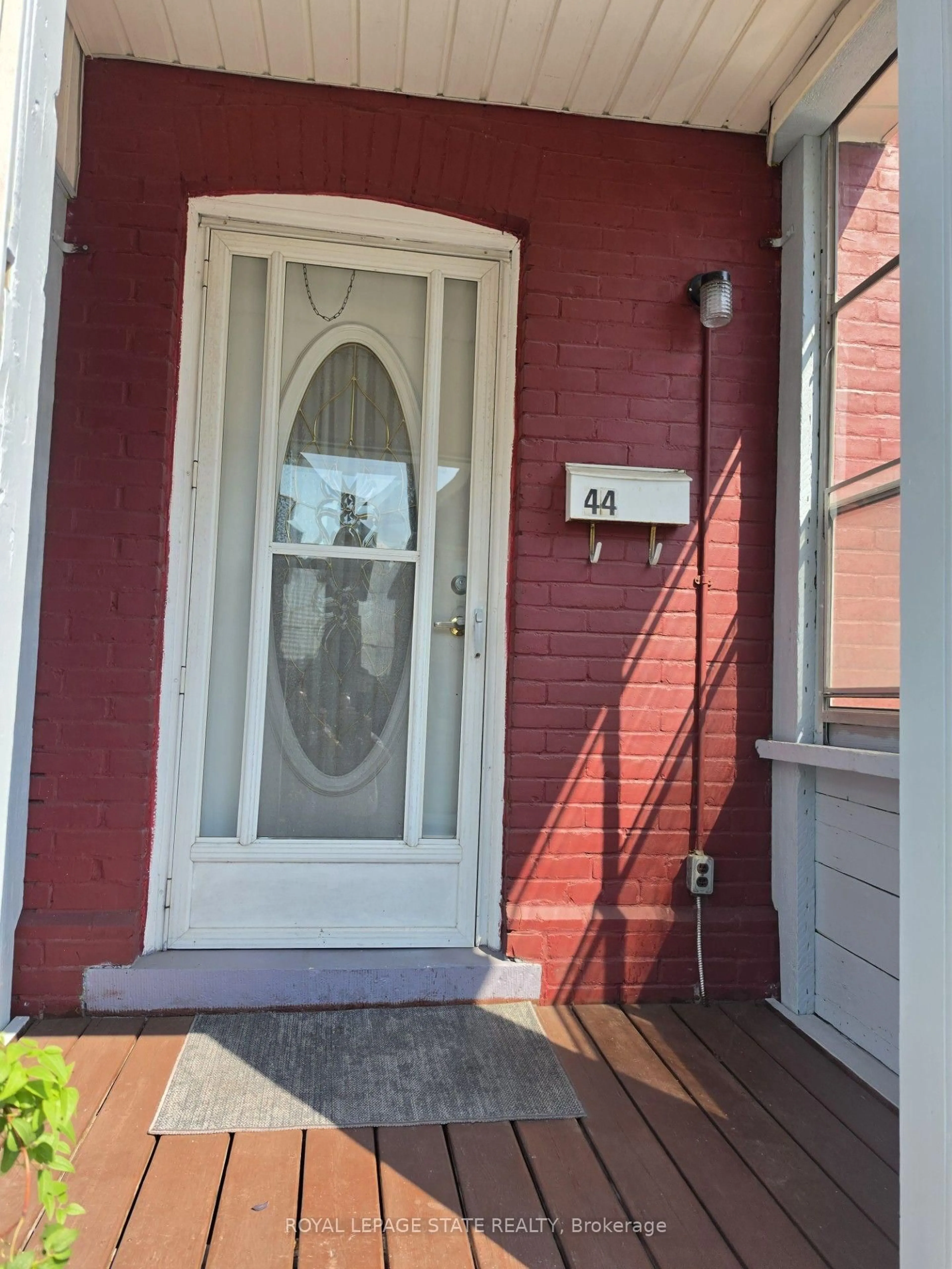 Indoor entryway for 44 Arthur Ave, Hamilton Ontario L8L 6C5