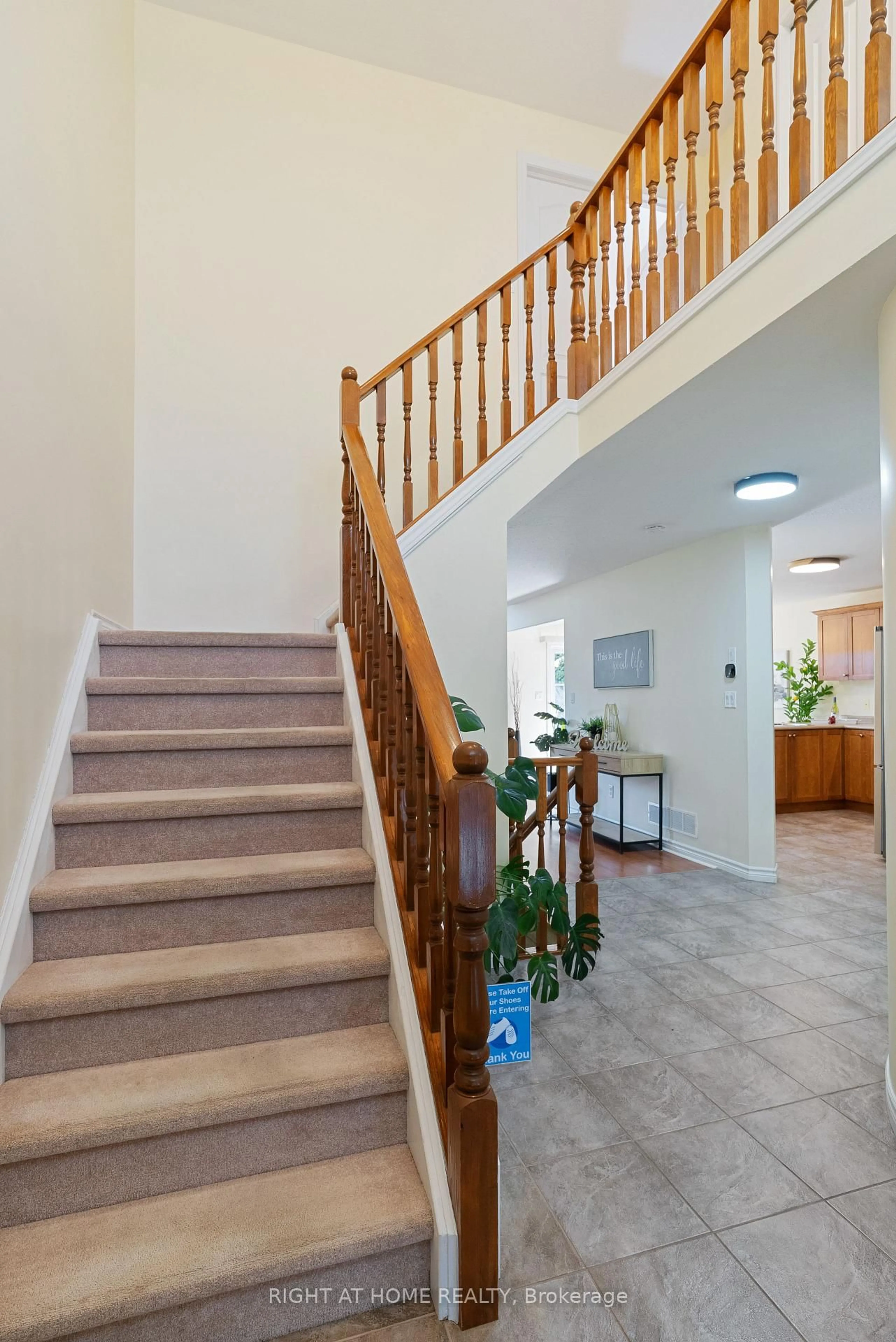 Indoor foyer for 1579 Devos Dr, London North Ontario N5X 4K8