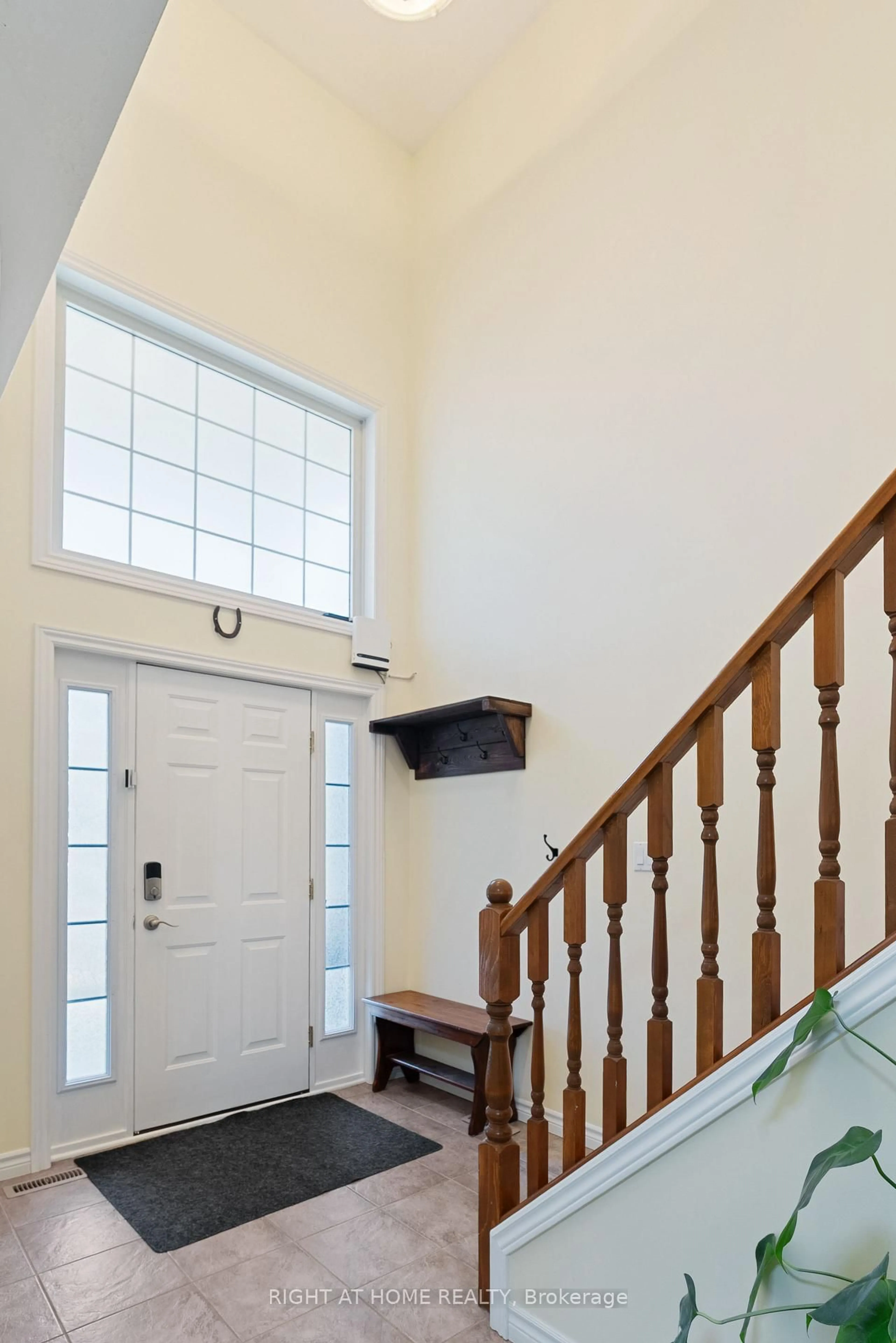 Indoor entryway for 1579 Devos Dr, London North Ontario N5X 4K8