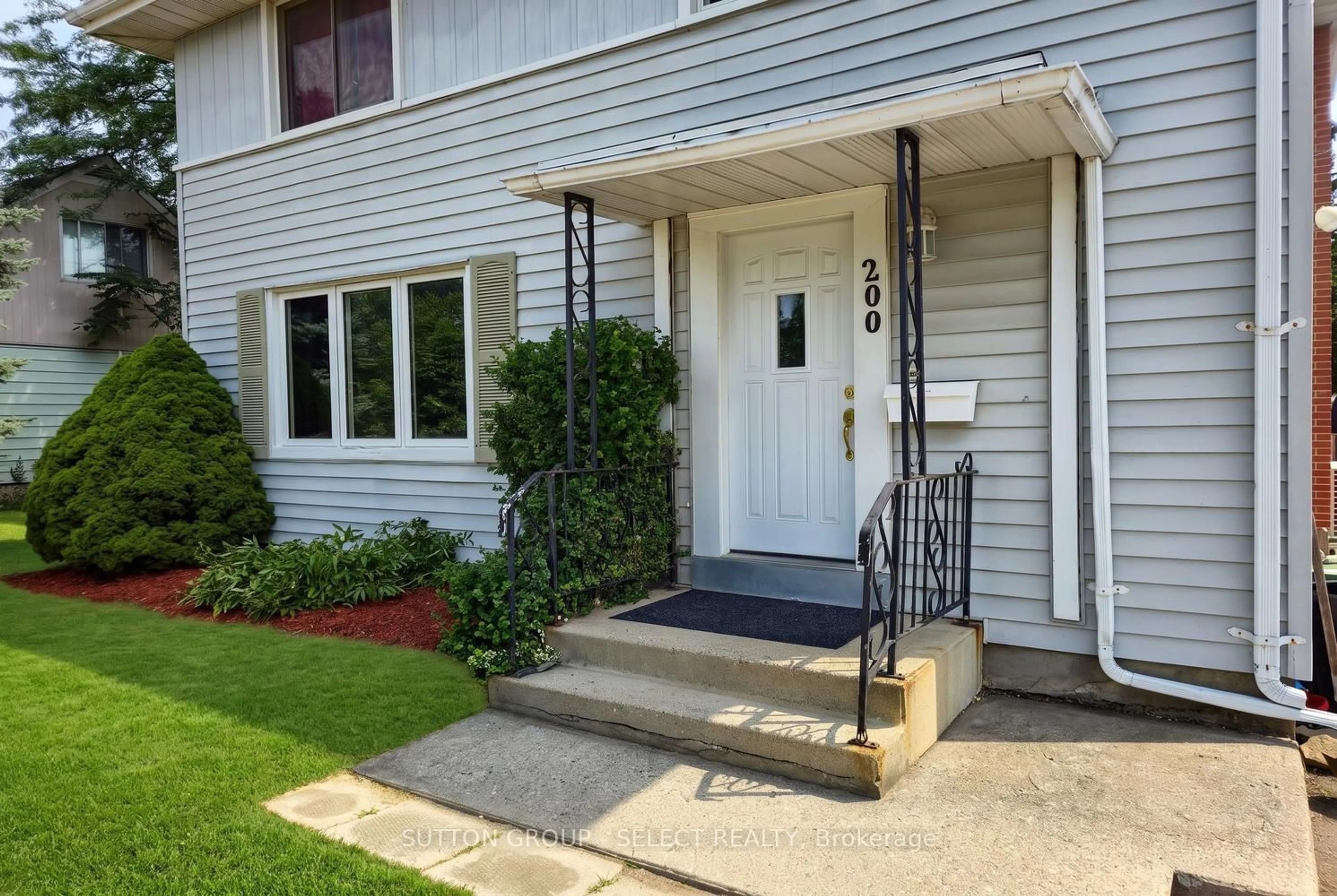 Indoor entryway for 200 Rhine Ave, London East Ontario N5Y 1C6