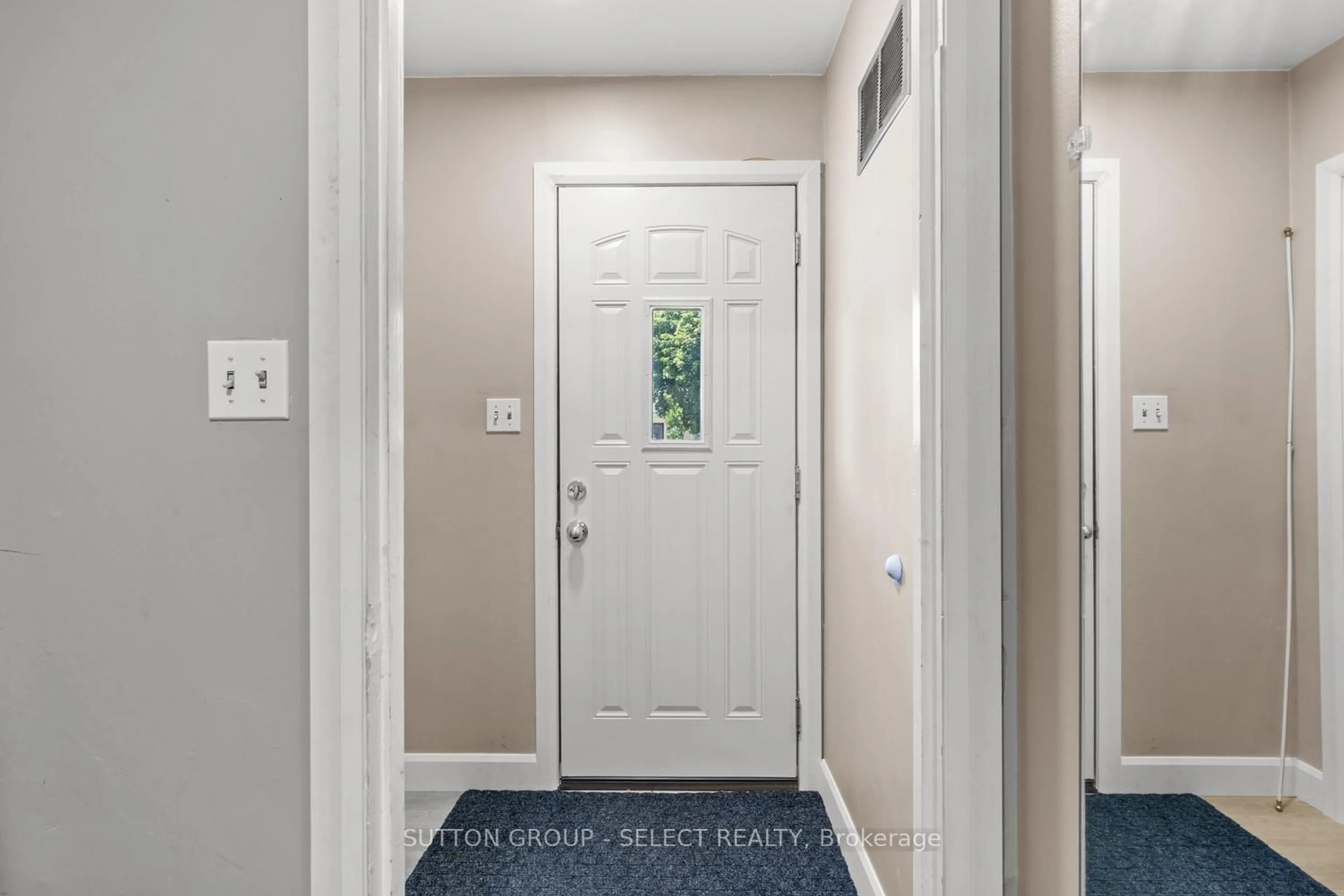 Indoor entryway for 200 Rhine Ave, London East Ontario N5Y 1C6