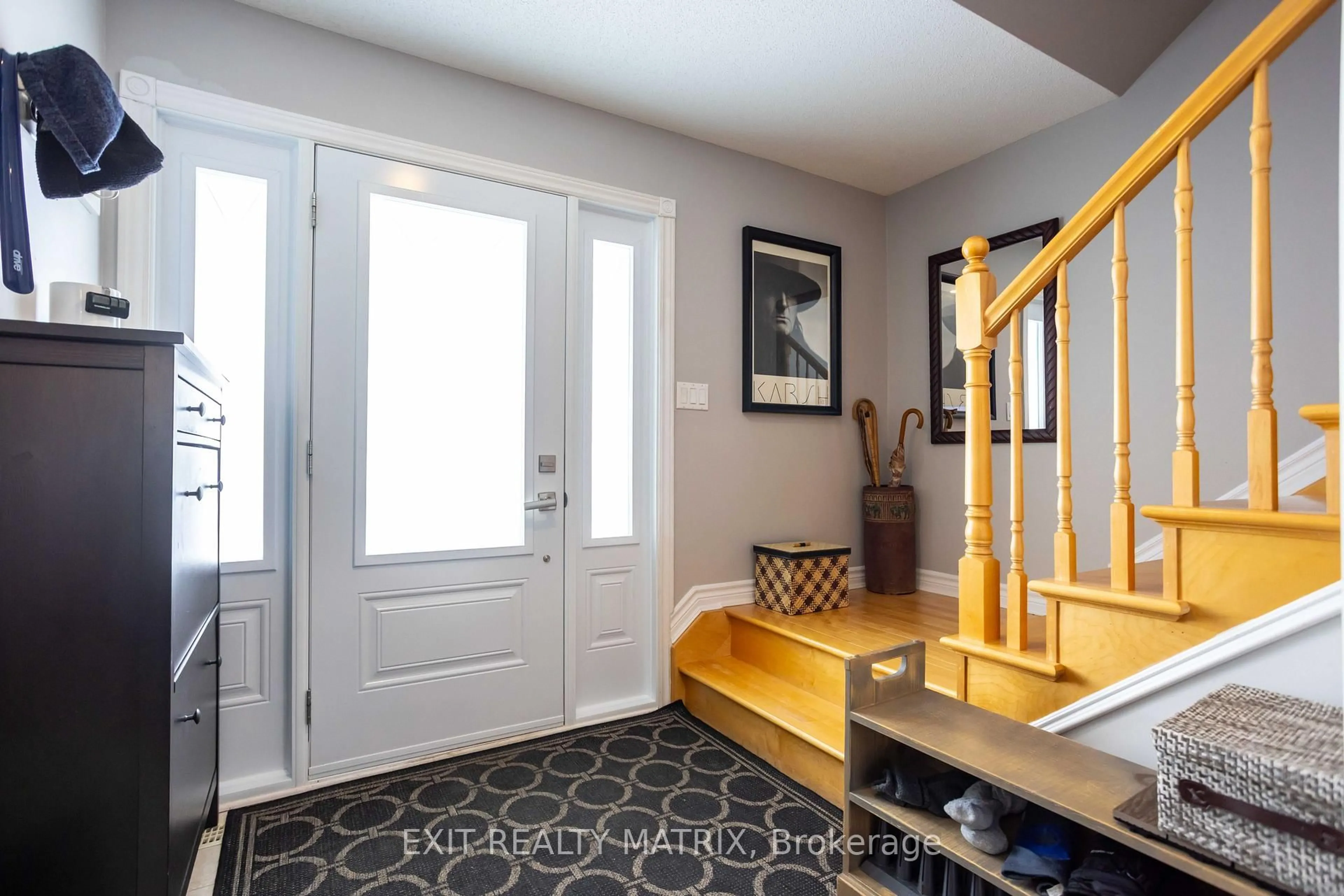 Indoor entryway for 106 Lachaine St, Russell Ontario K0A 1W0