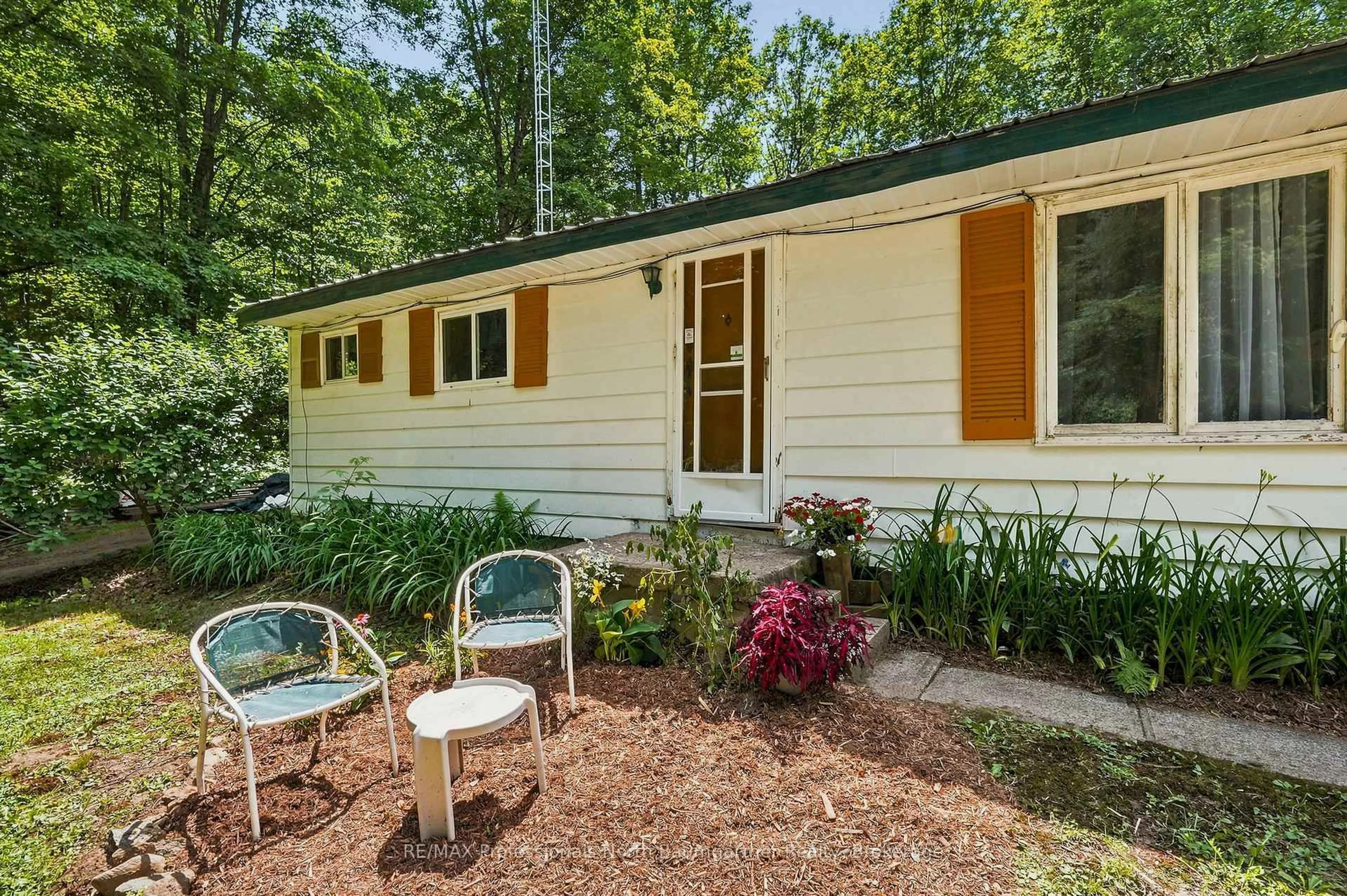 Home with vinyl exterior material, forest/trees view for 1201 Wenona Lake Rd, Dysart et al Ontario K0M 1S0