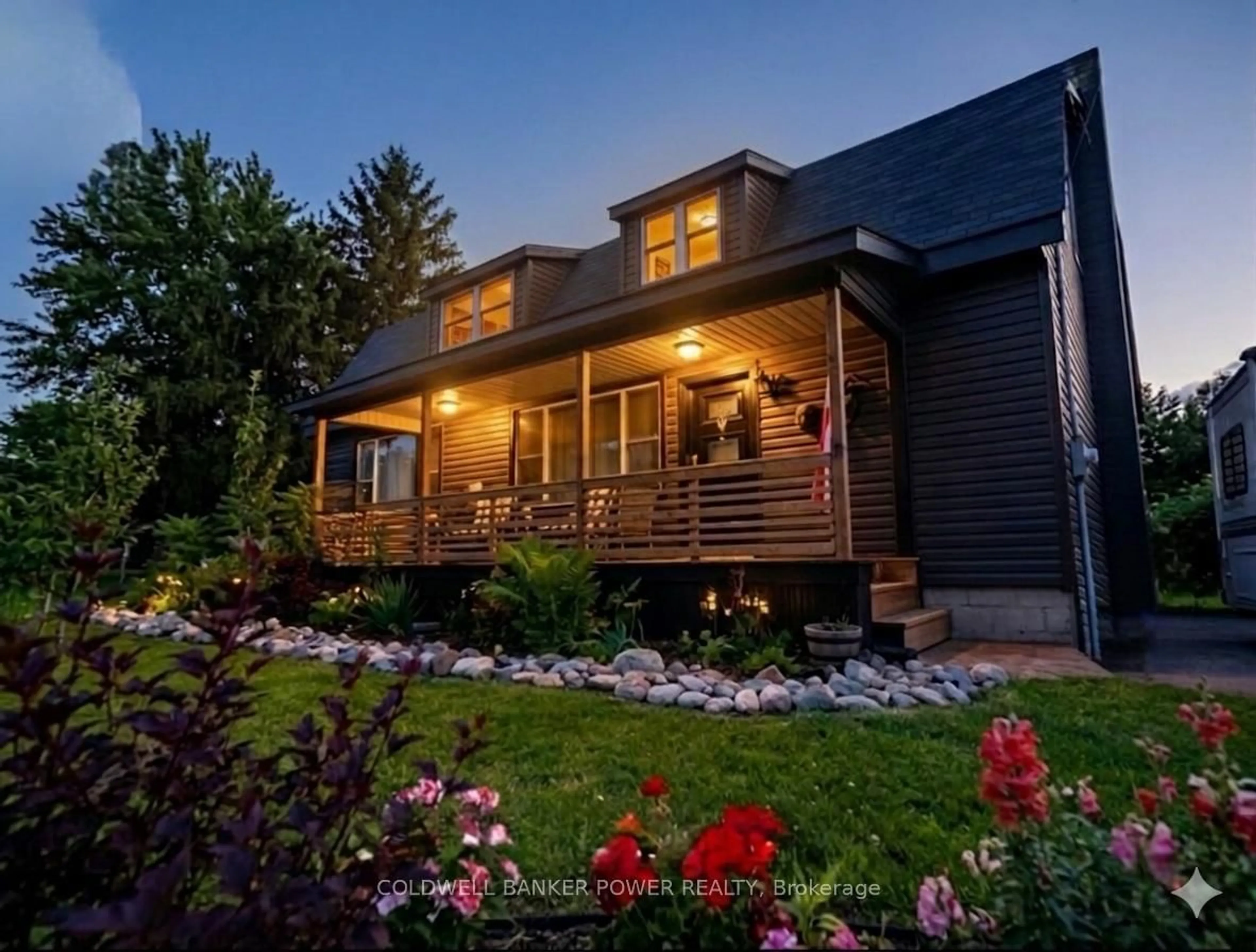 Home with vinyl exterior material, unknown for 32 Ann St, Lambton Shores Ontario N0M 1B0