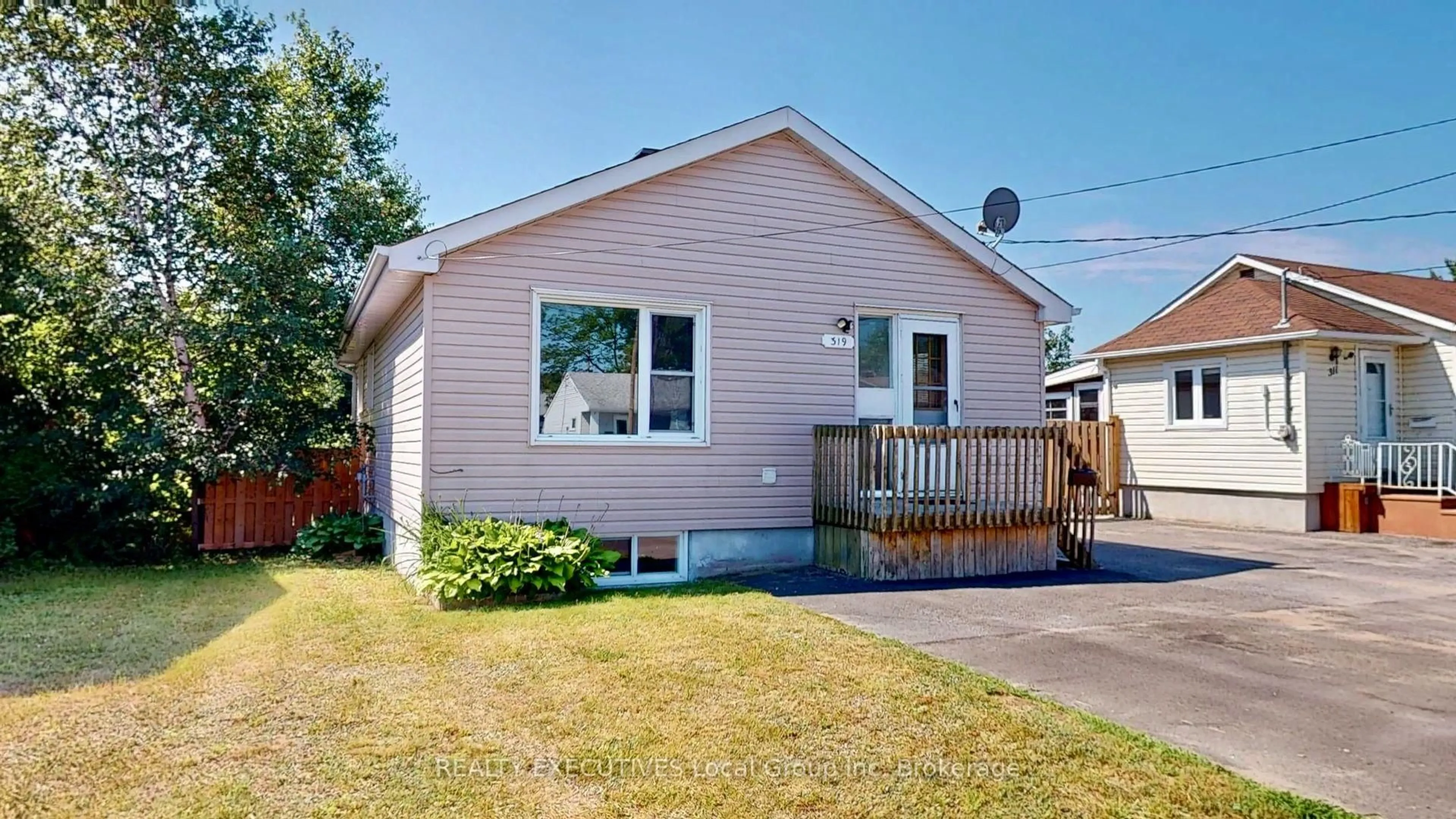 Home with vinyl exterior material, street for 319 Albert Ave, North Bay Ontario P1B 7J8
