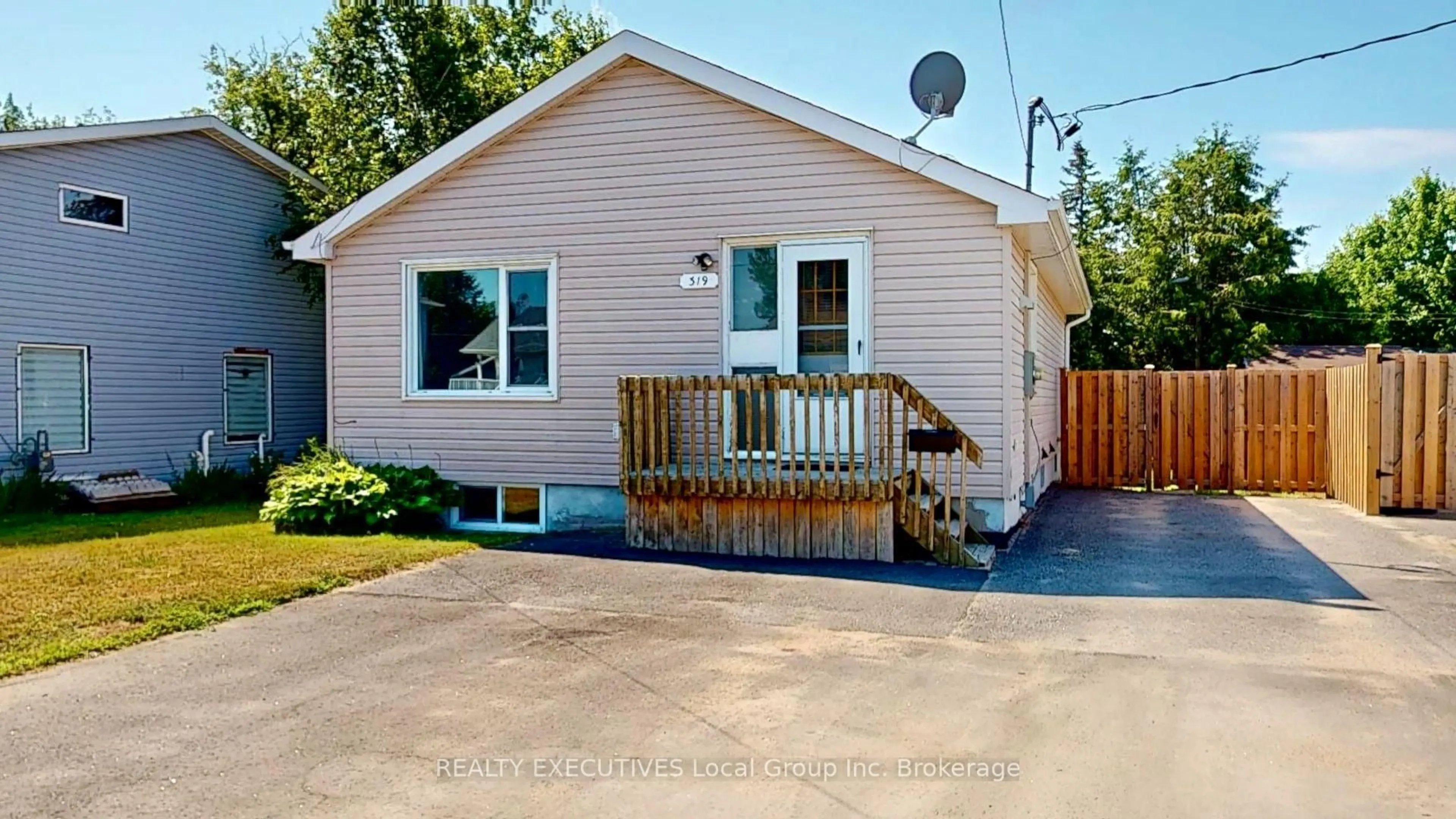 Home with vinyl exterior material, street for 319 Albert Ave, North Bay Ontario P1B 7J8