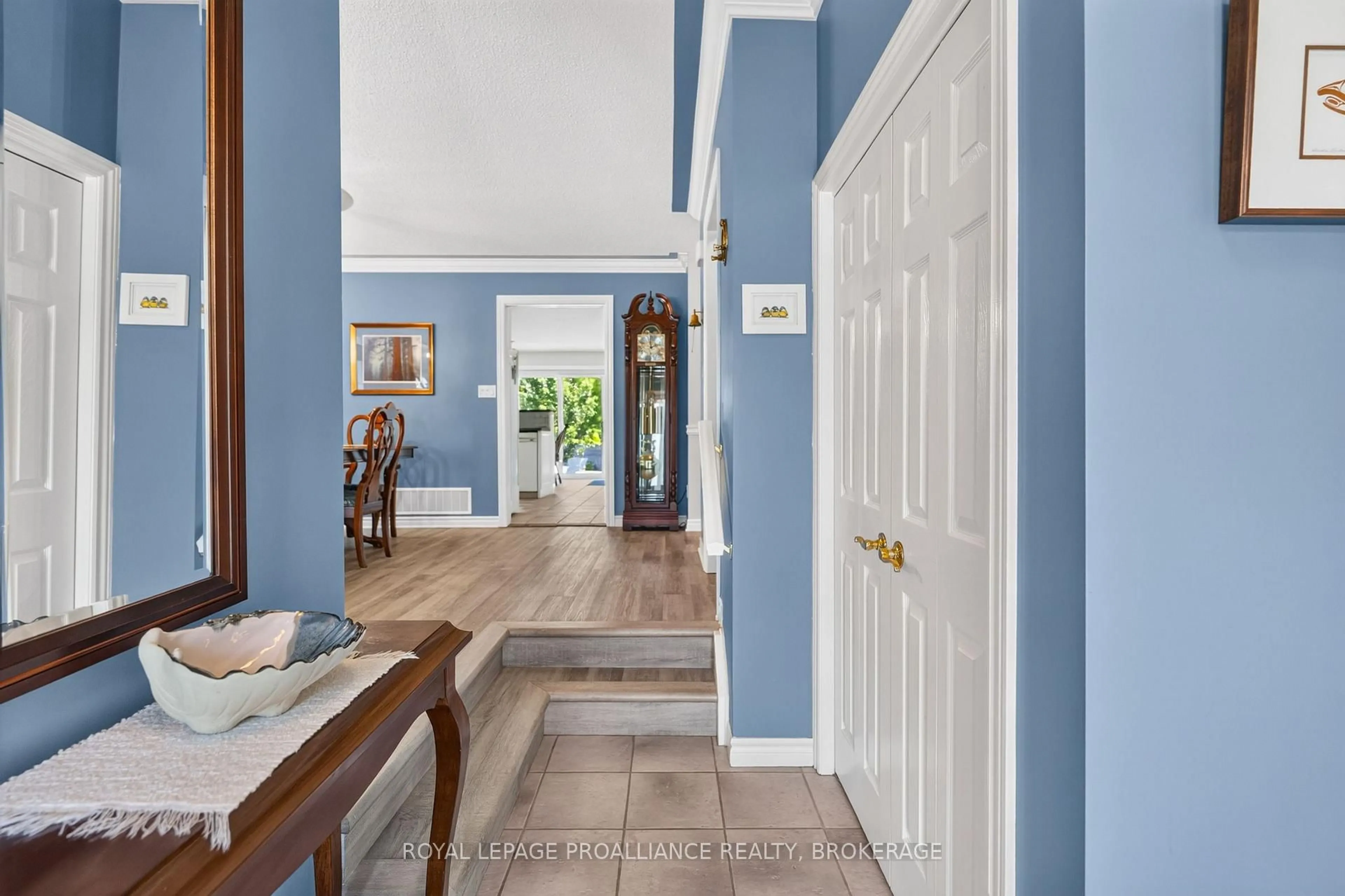 Indoor entryway for 657 Roosevelt Dr, Kingston Ontario K7M 8T8