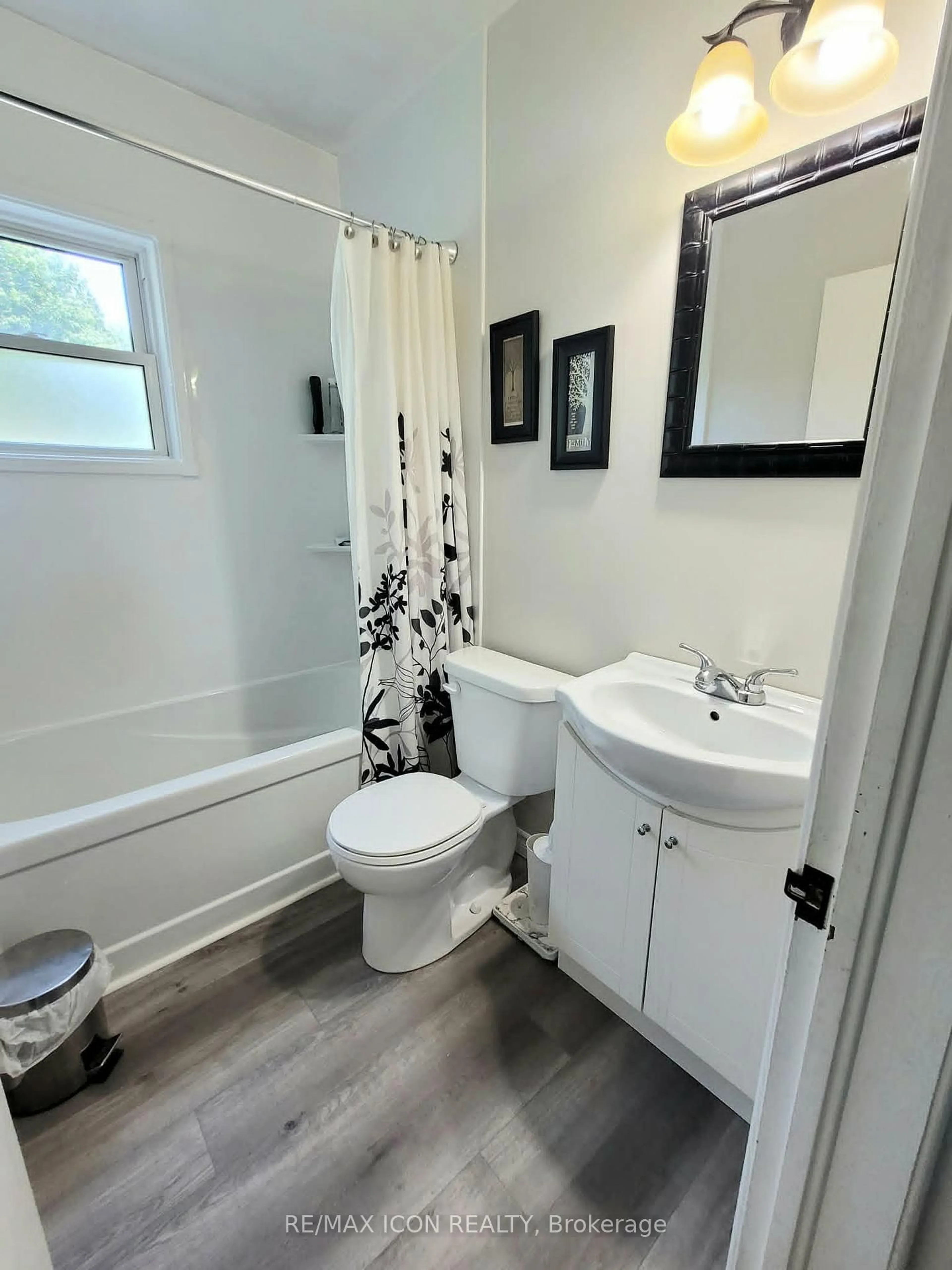 Standard bathroom, unknown for 1385 7th Ave, Owen Sound Ontario N4K 5K5