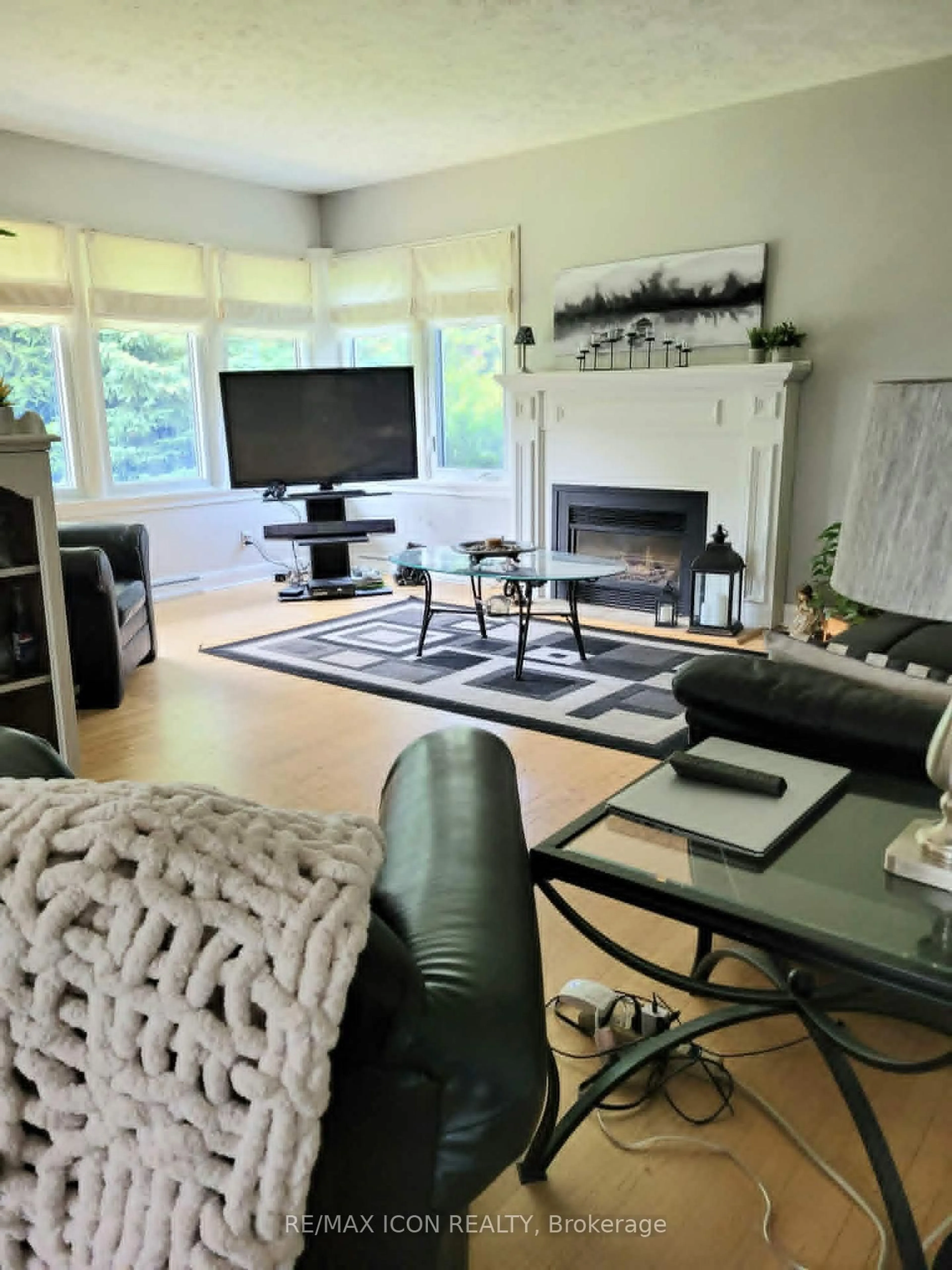 Living room with furniture, unknown for 1385 7th Ave, Owen Sound Ontario N4K 5K5