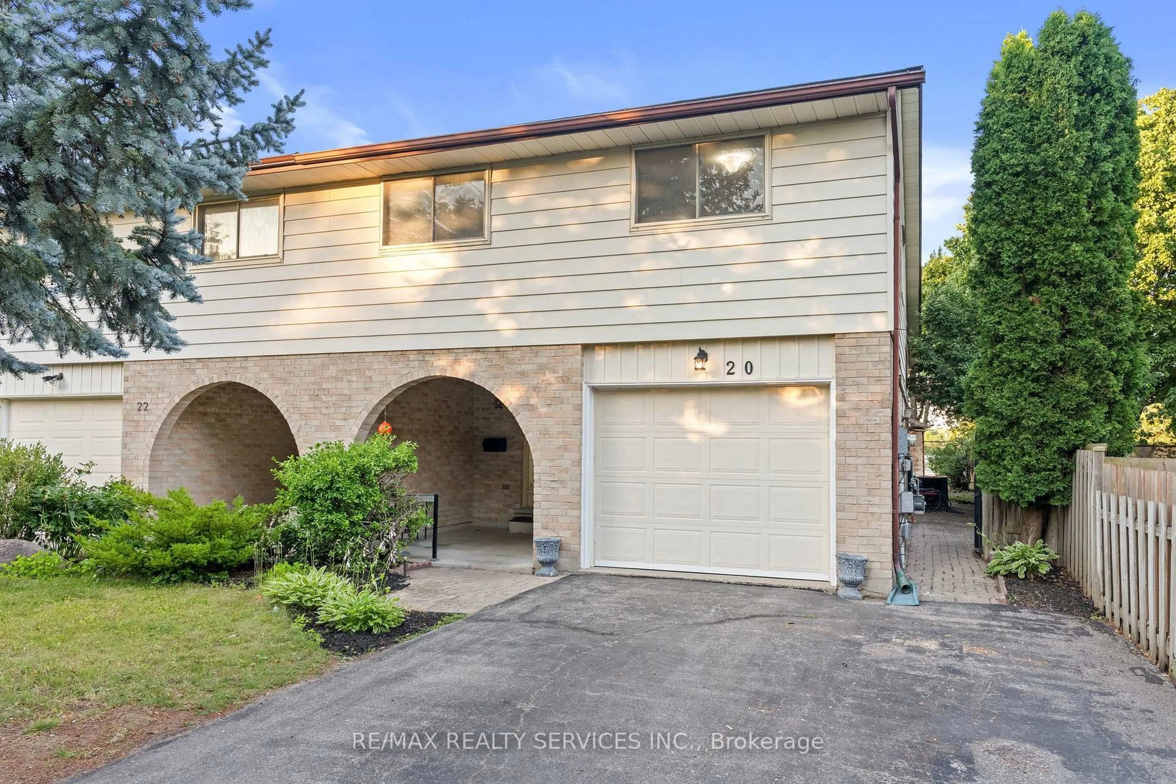 Unknown for 20 Highcroft Crt, Kitchener Ontario N2E 2N9