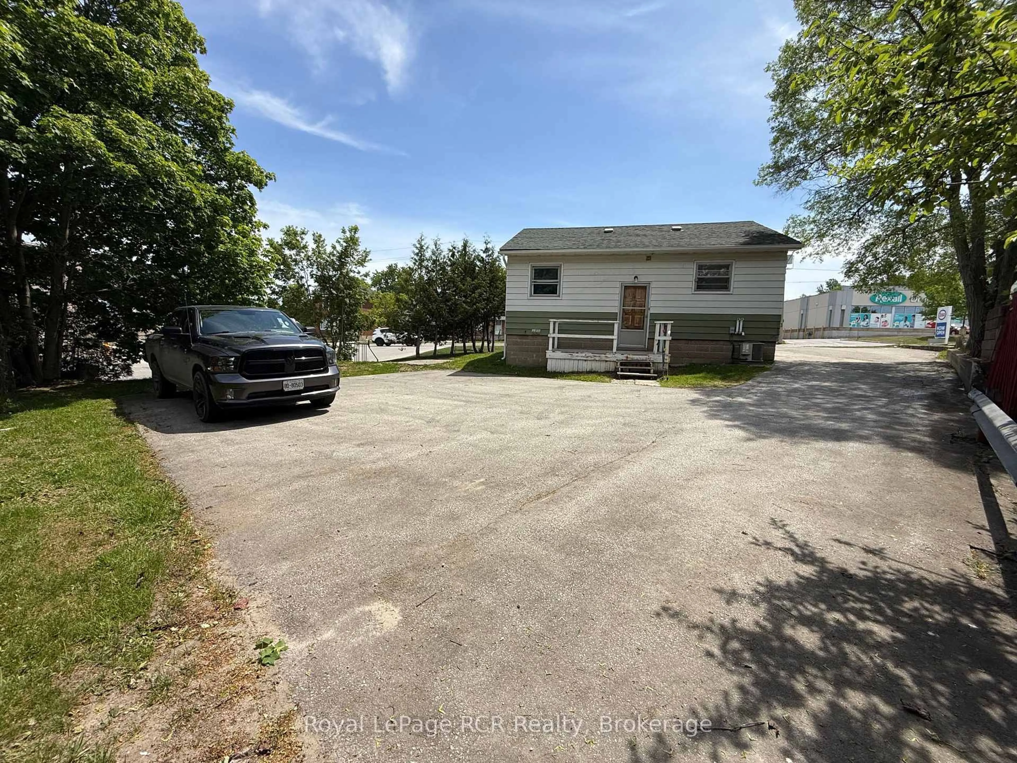 A pic from outside/outdoor area/front of a property/back of a property/a pic from drone, unknown for 1514 9th Ave, Owen Sound Ontario N4K 3G1