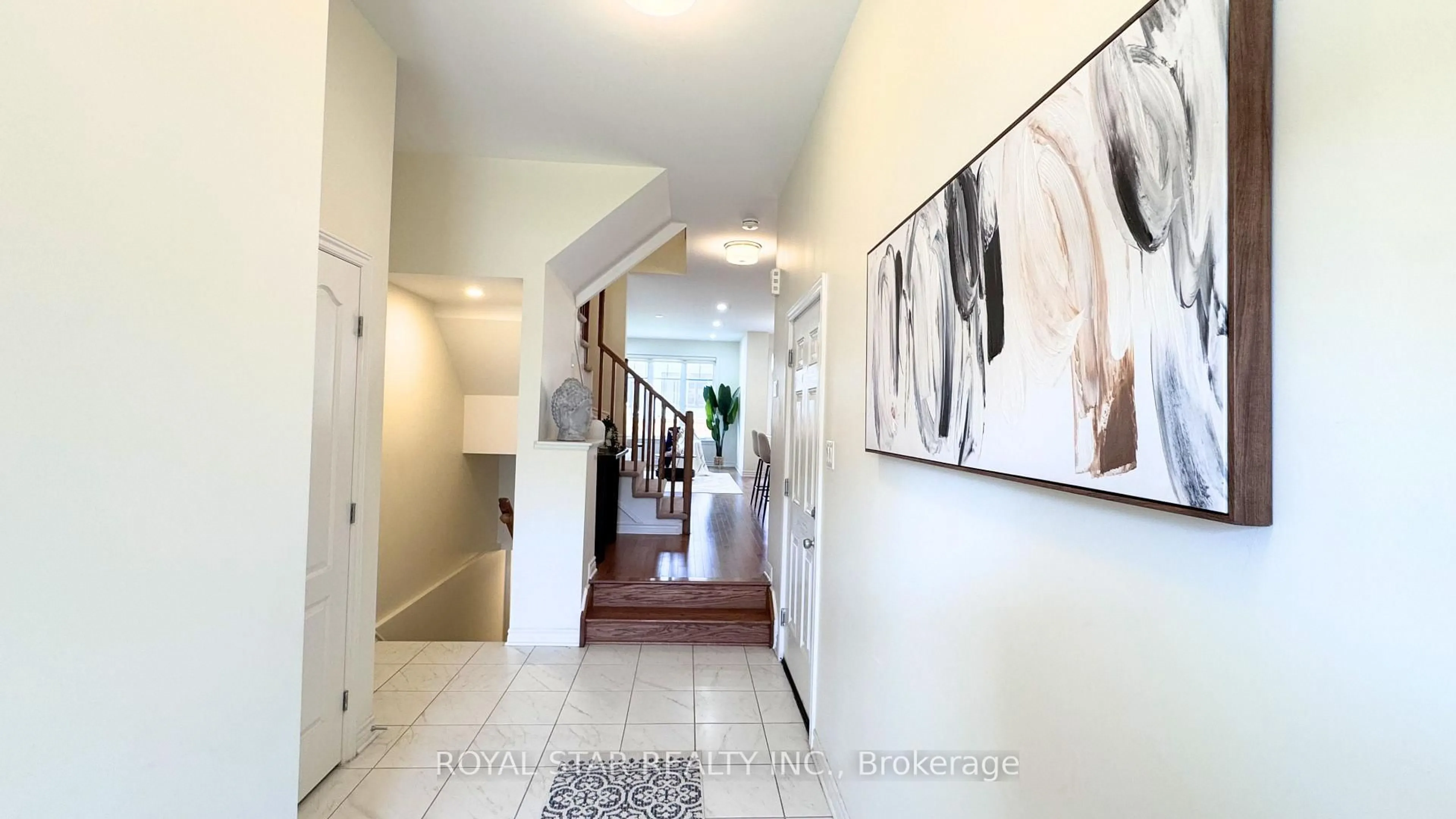 Indoor entryway for 154 Jardiniere St, Ottawa Ontario K2S 2K1