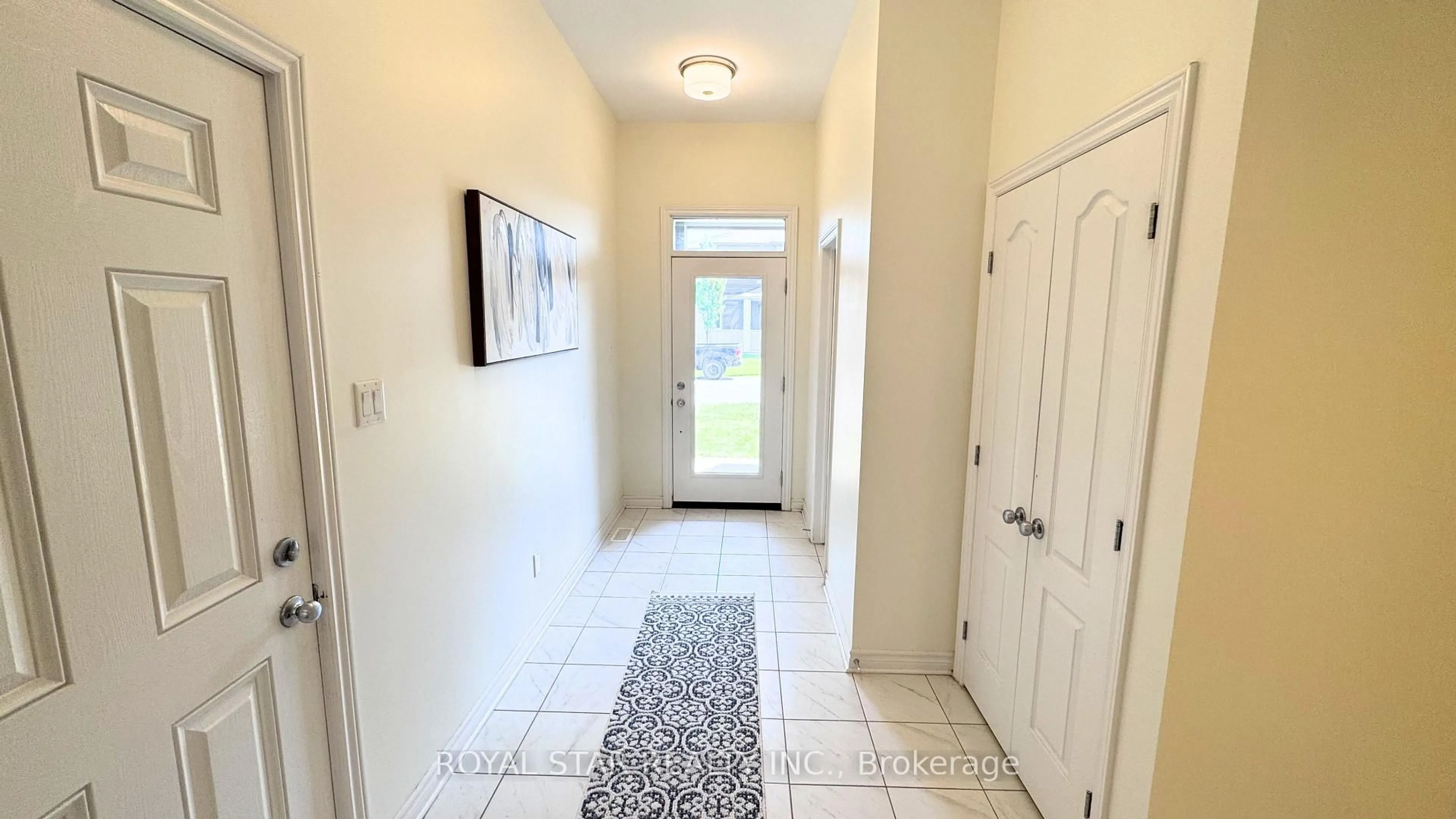Indoor entryway for 154 Jardiniere St, Ottawa Ontario K2S 2K1