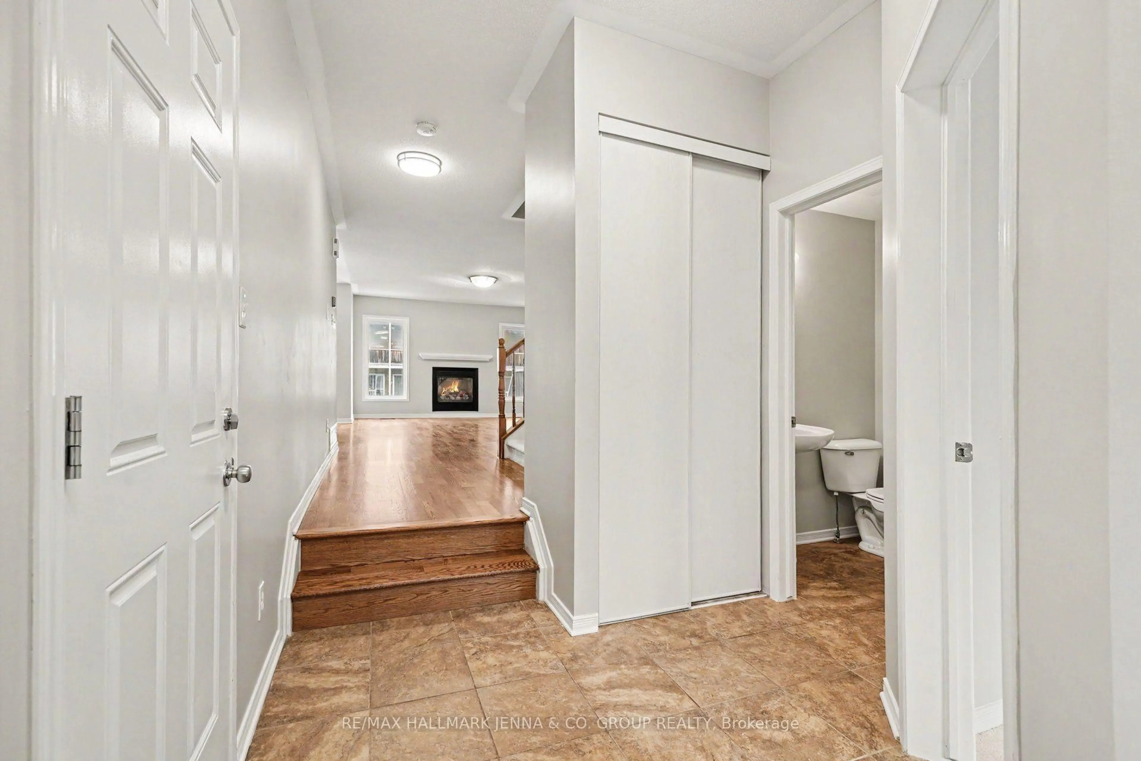 Indoor entryway for 190 Sorento St, Ottawa Ontario K2J 0B6