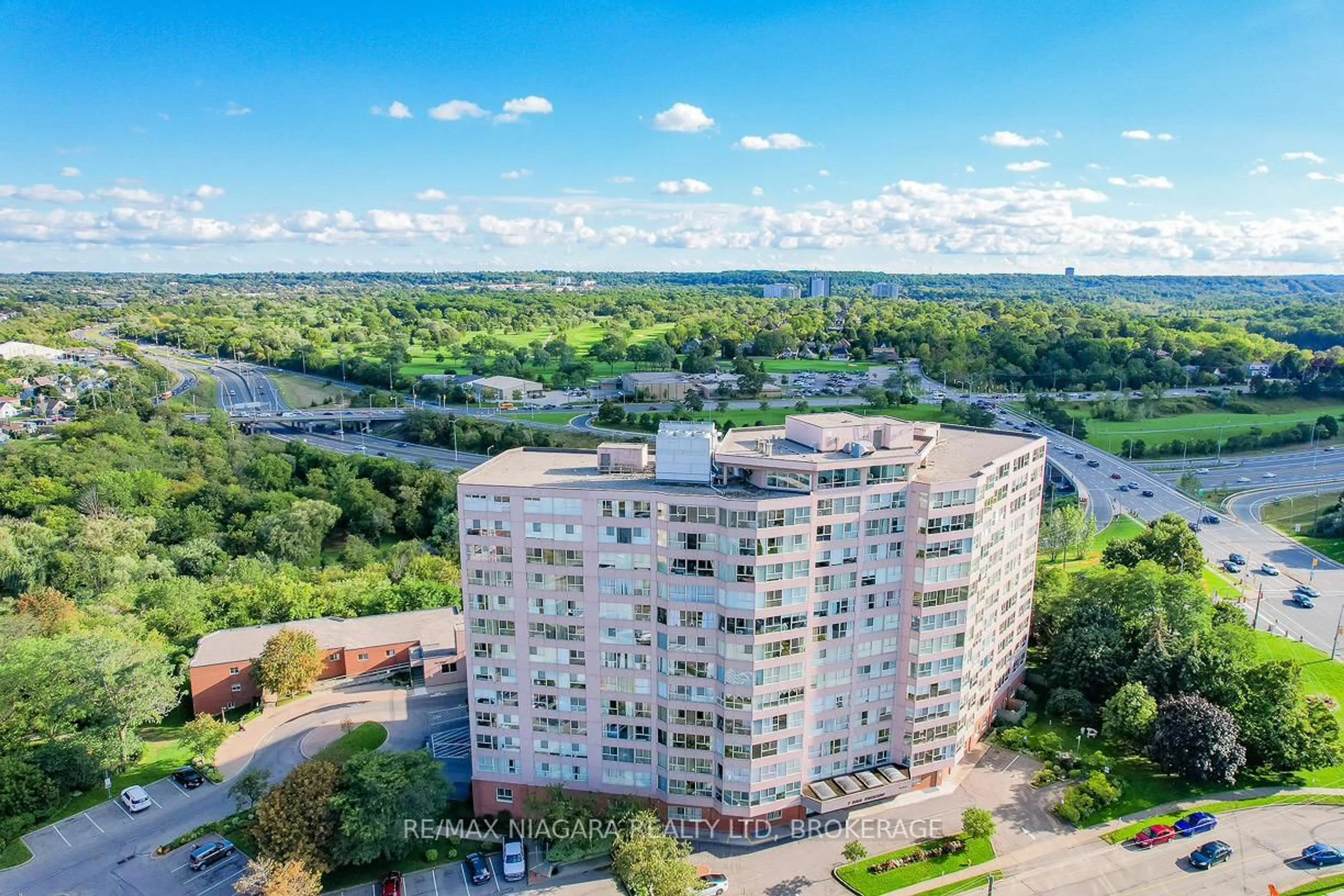A pic from outside/outdoor area/front of a property/back of a property/a pic from drone, building for 7 GALE Cres #1207, St. Catharines Ontario L2R 7M8