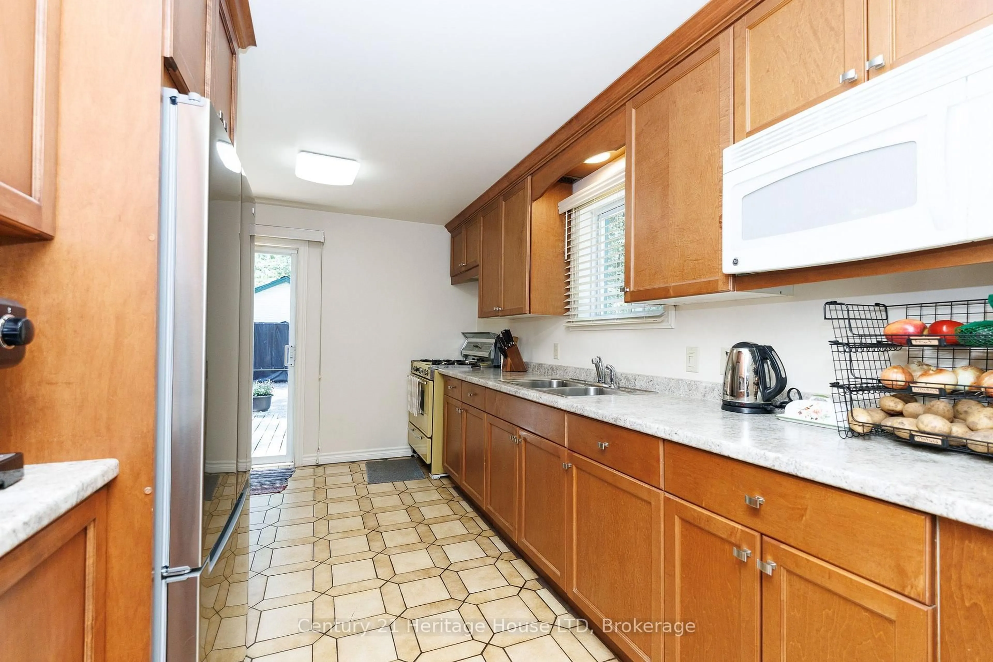 Standard kitchen, ceramic/tile floor for 187 South Mill St, Fort Erie Ontario L0S 1N0