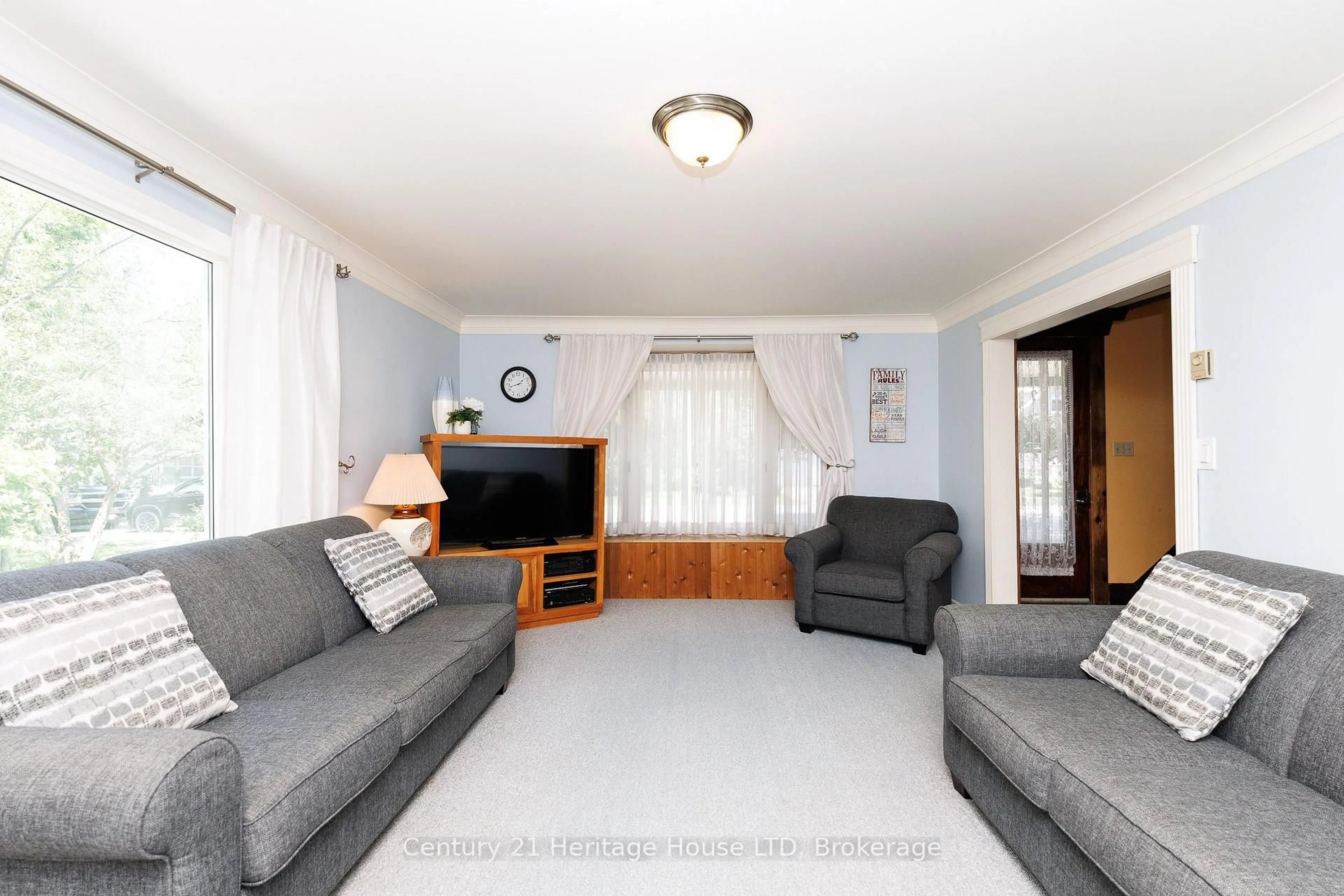 Living room with furniture, unknown for 187 South Mill St, Fort Erie Ontario L0S 1N0