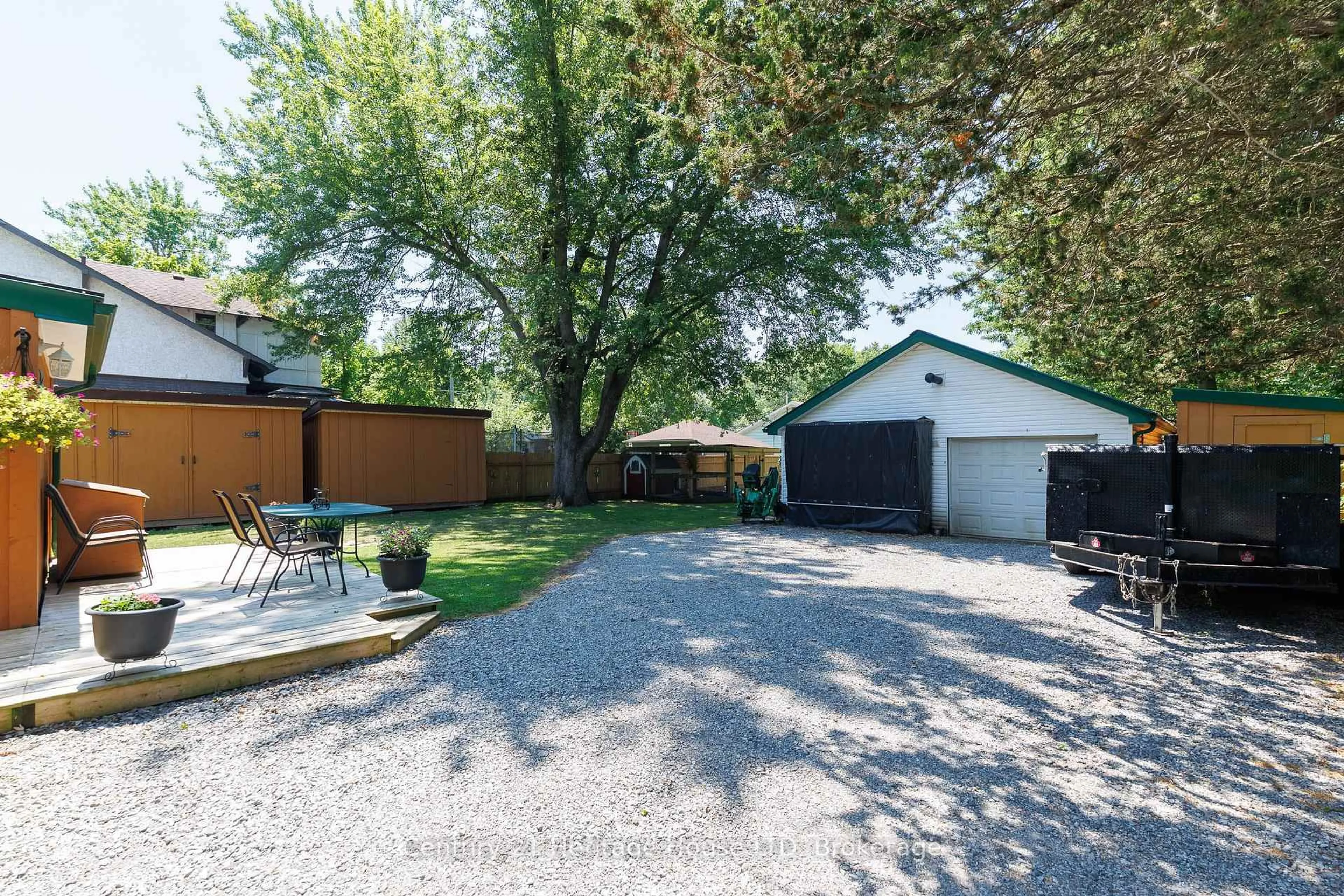 A pic from outside/outdoor area/front of a property/back of a property/a pic from drone, street for 187 South Mill St, Fort Erie Ontario L0S 1N0