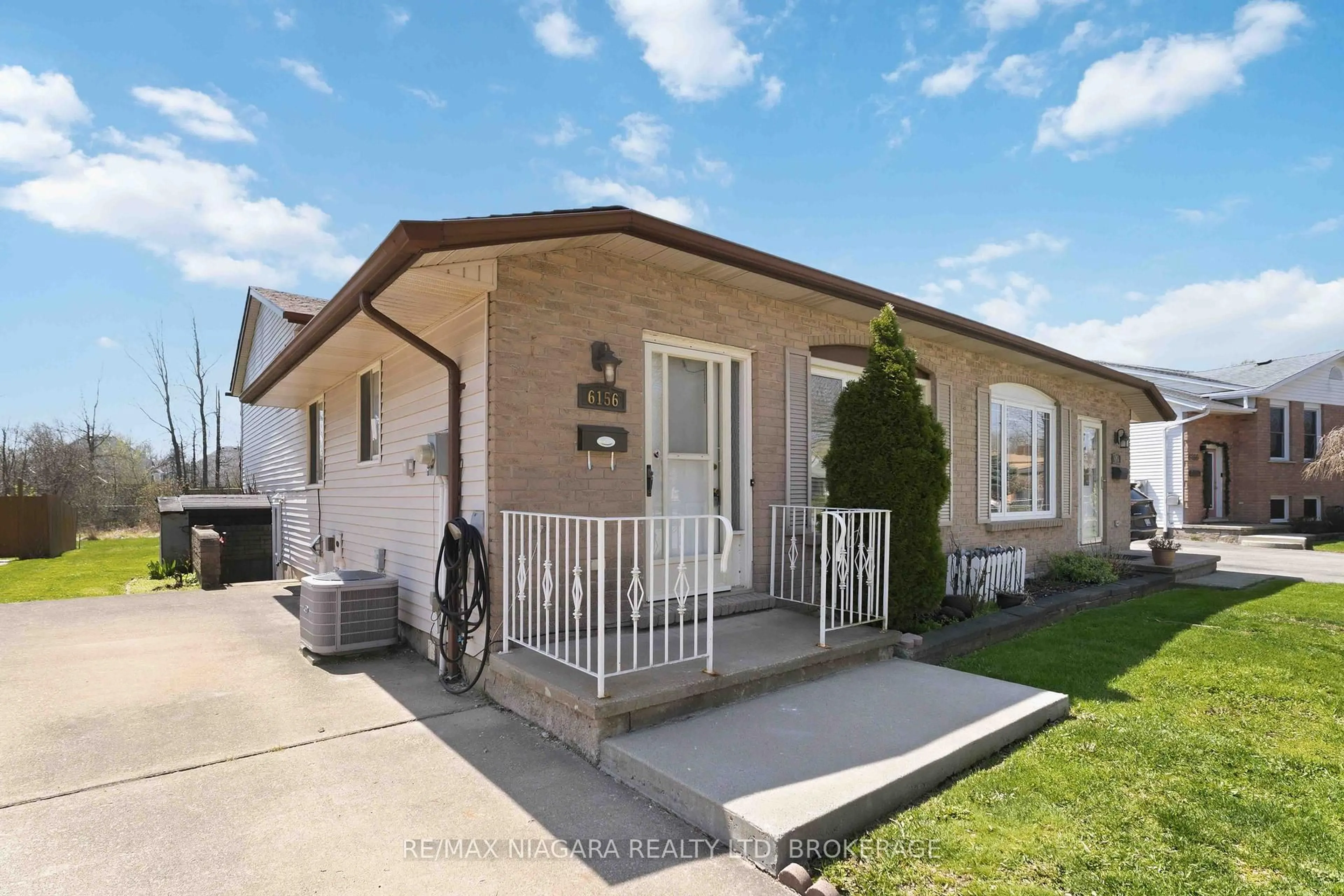 Home with vinyl exterior material, street for 6156 Wildrose Cres, Niagara Falls Ontario L2G 7T3