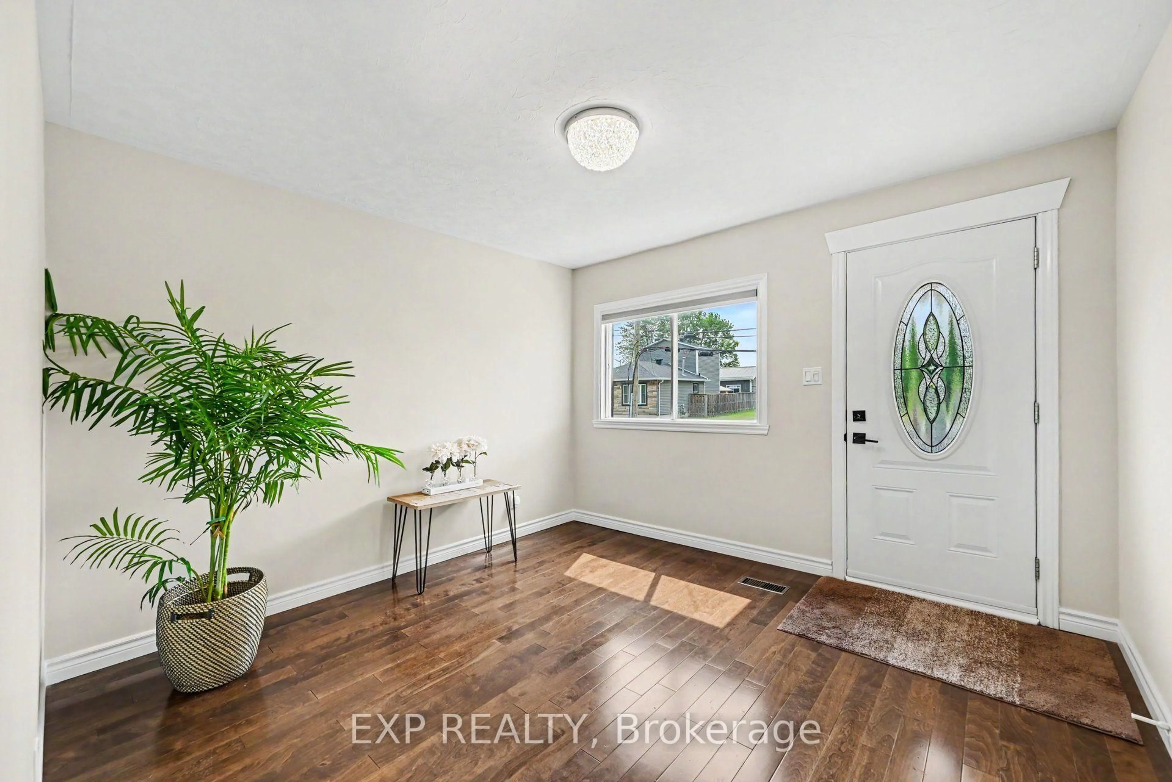 Indoor entryway for 9 Eleventh St, Cornwall Ontario K6J 3A8