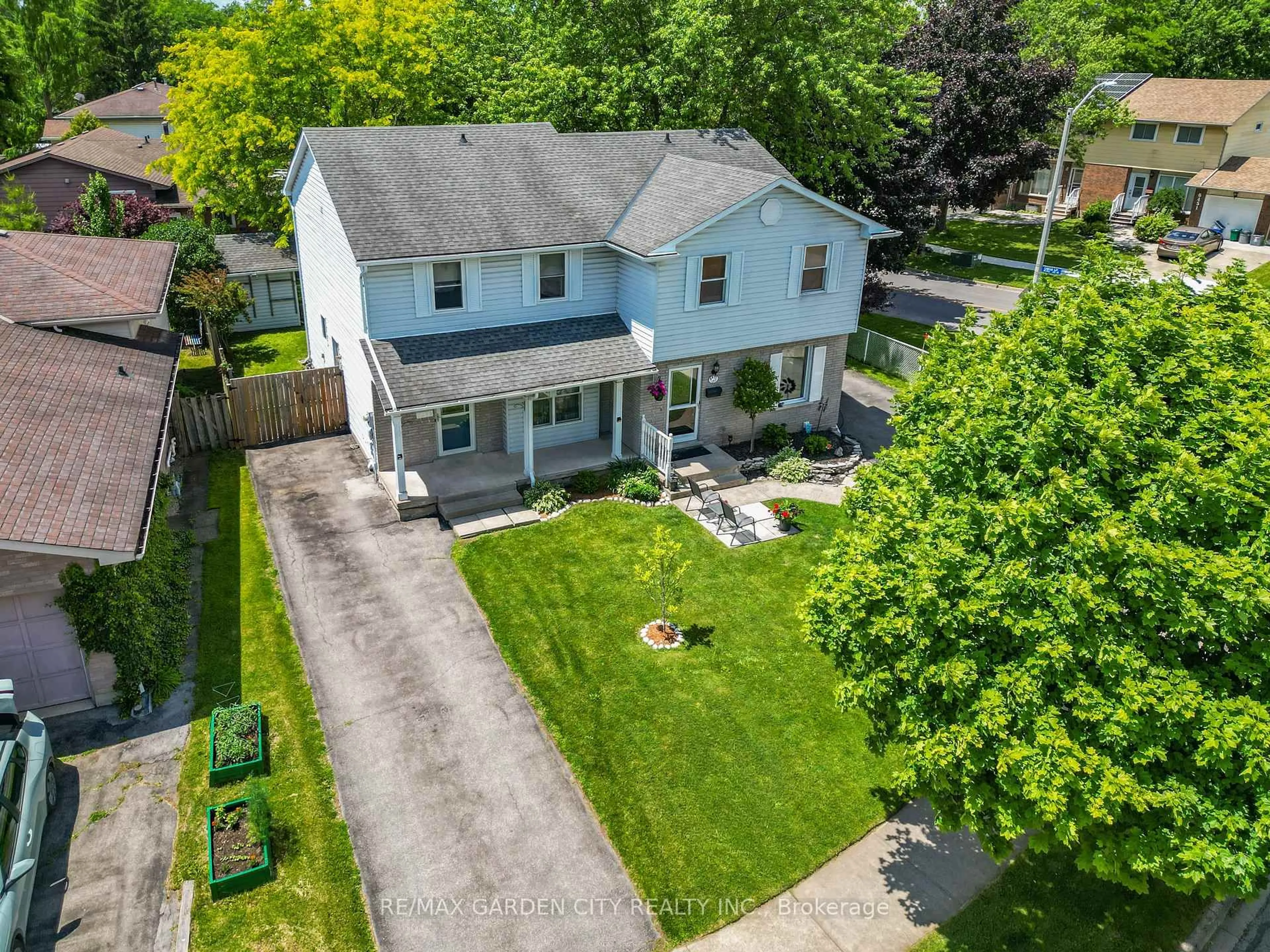 A pic from outside/outdoor area/front of a property/back of a property/a pic from drone, street for 6479 Malibu Dr, Niagara Falls Ontario L2H 2W4