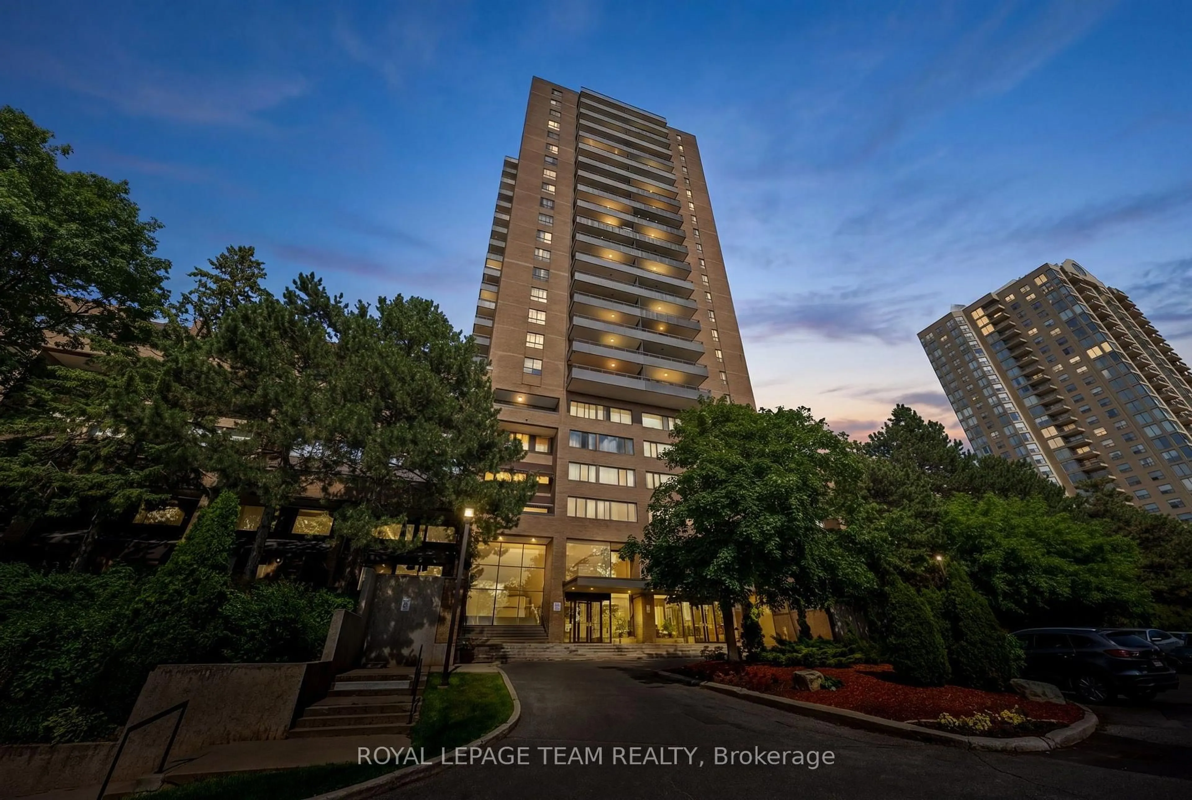 A pic from outside/outdoor area/front of a property/back of a property/a pic from drone, building for 515 St Laurent Blvd #912, Ottawa Ontario K1K 3X5