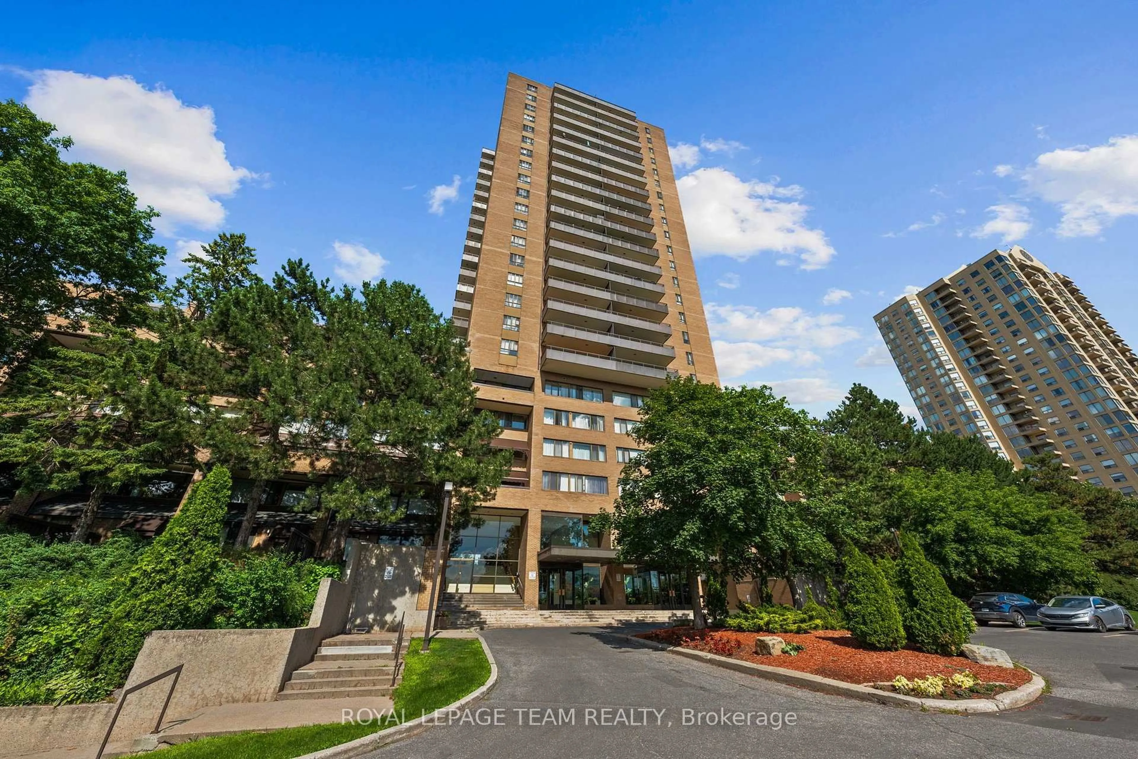 Indoor foyer for 515 St Laurent Blvd #912, Ottawa Ontario K1K 3X5