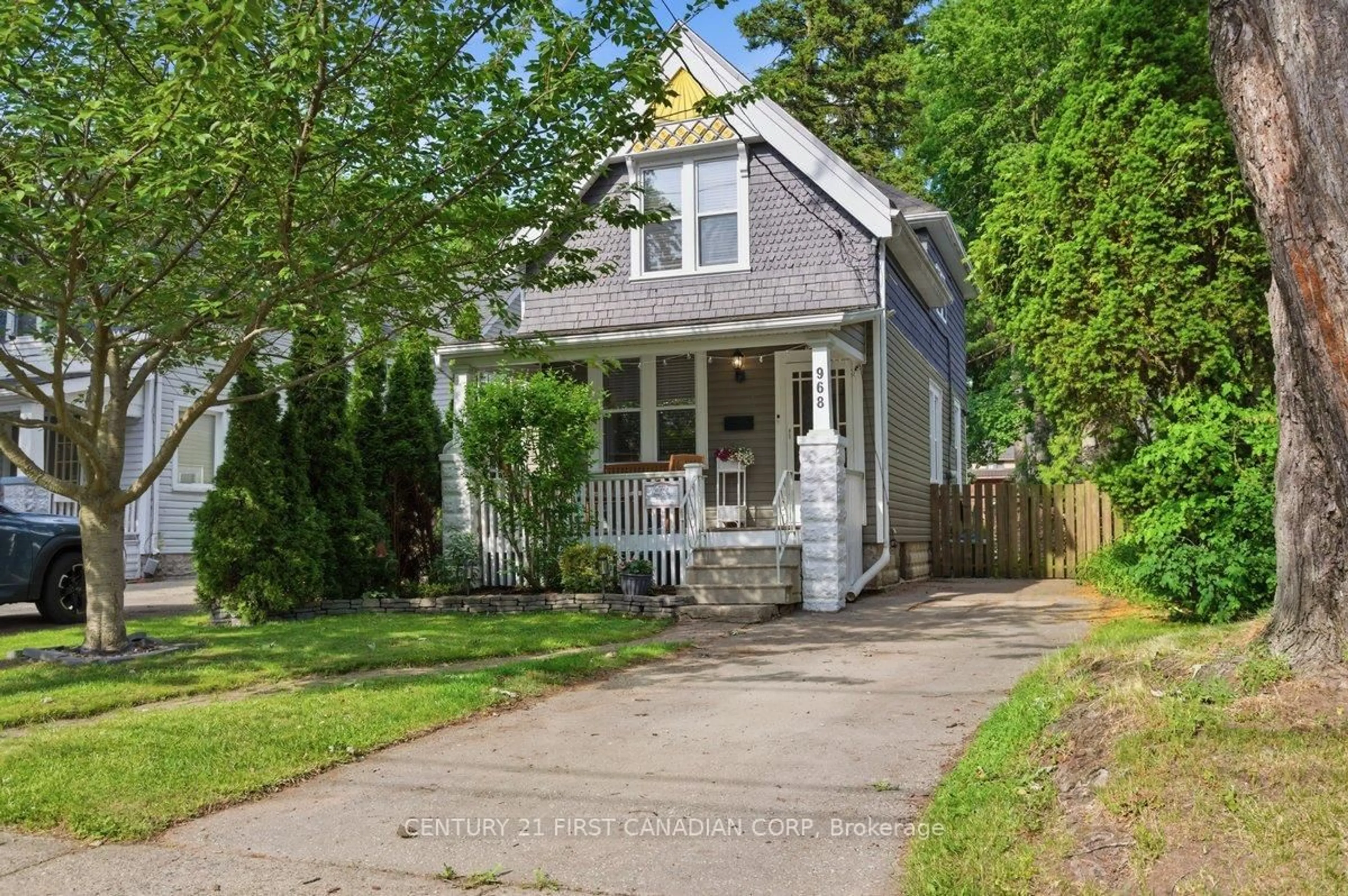 Home with vinyl exterior material, street for 968 COLBORNE St, London East Ontario N6A 4A6