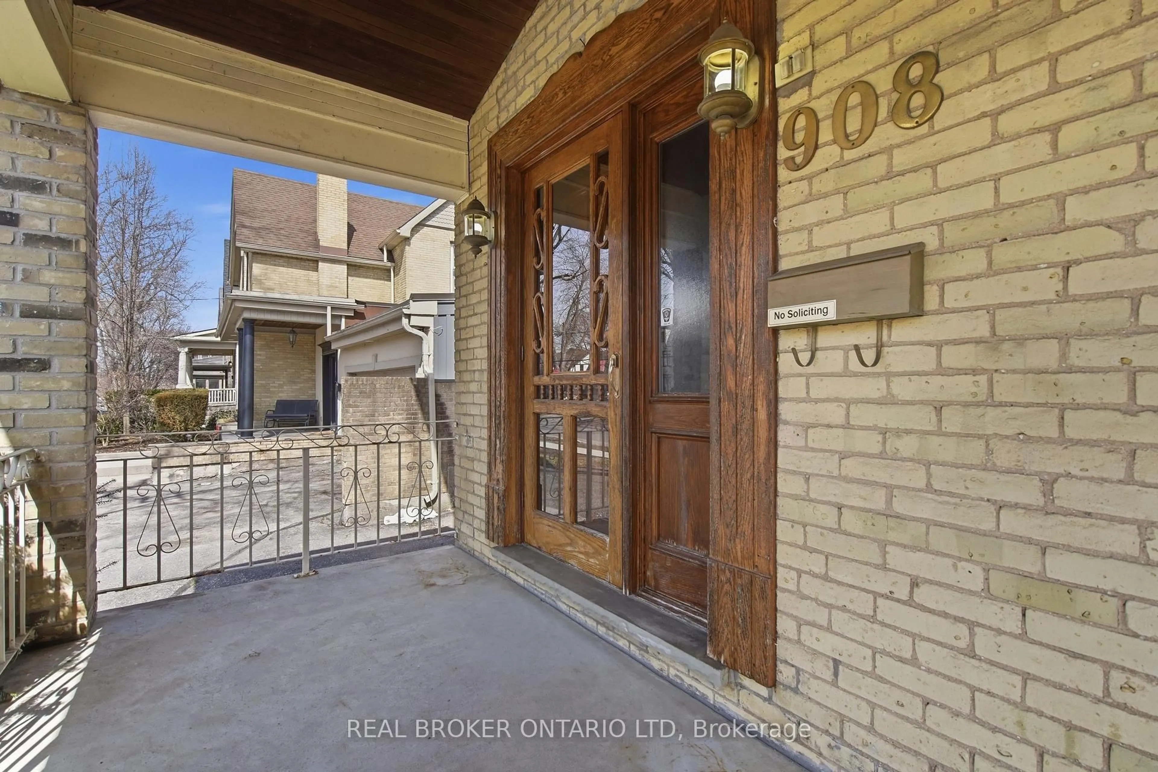 Indoor foyer for 908 William St, London East Ontario N5Y 2S6